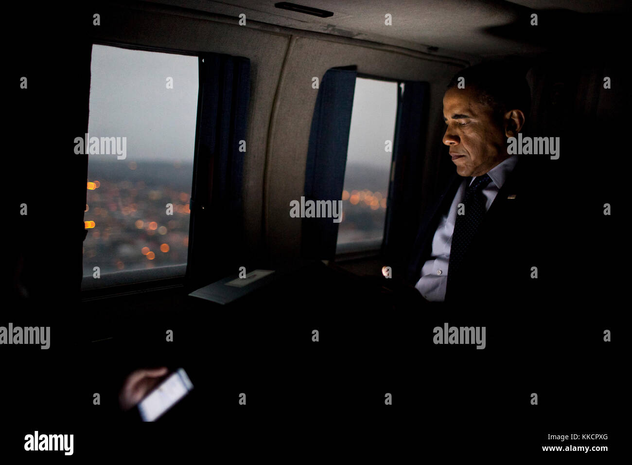 Präsident Barack Obama liest aus einem Tablet Computer während des Fluges an Bord von Marine One auf dem Weg nach Everett, Wash., Feb. 17., 2012. Stockfoto
