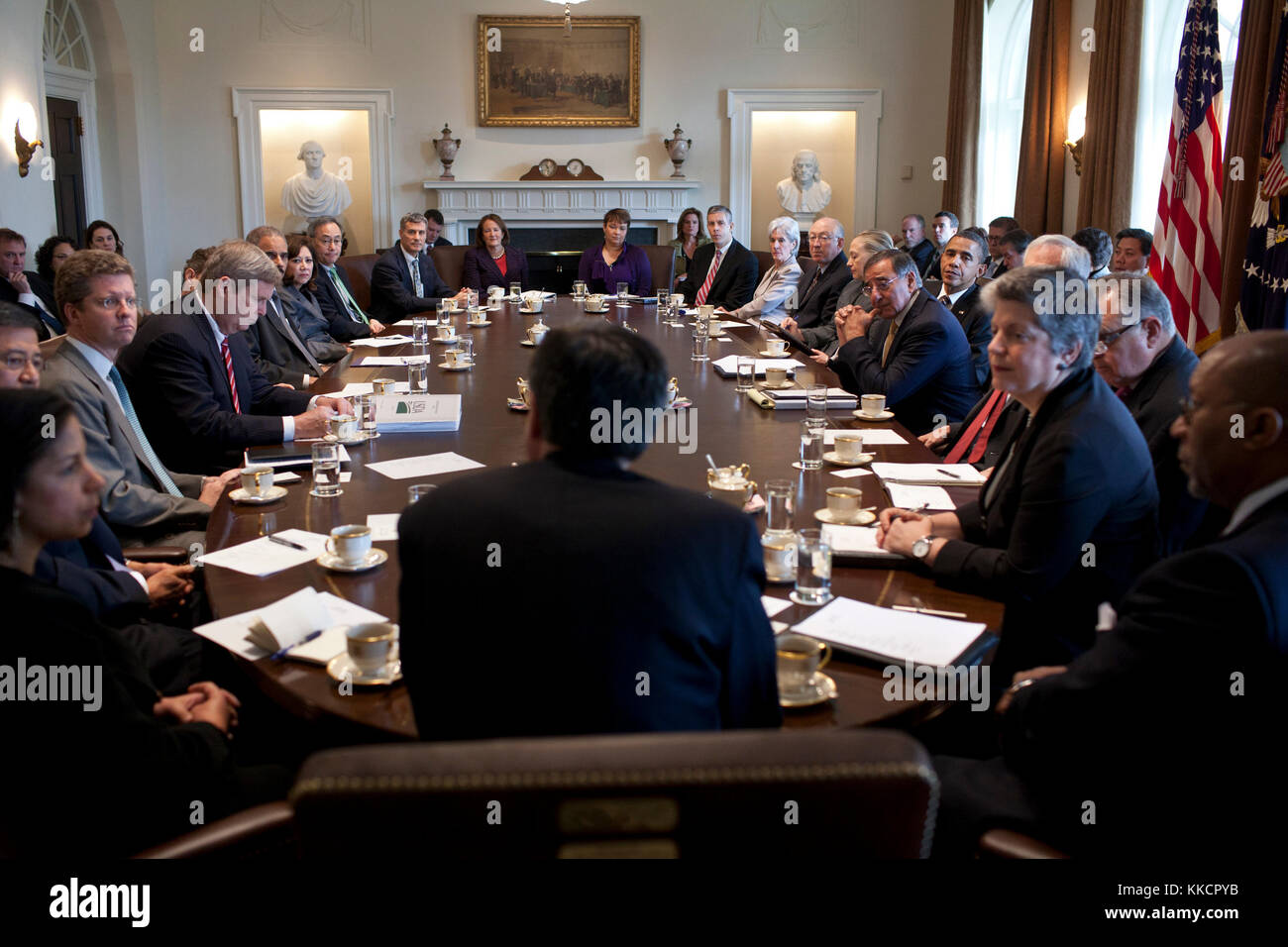 Präsident Barack Obama und die anderen hören als Stabschef der Jack Lew, Center, in einer Kabinettssitzung im Schaltschrank des Weißen Hauses spricht, jan. 31., 2012. Stockfoto