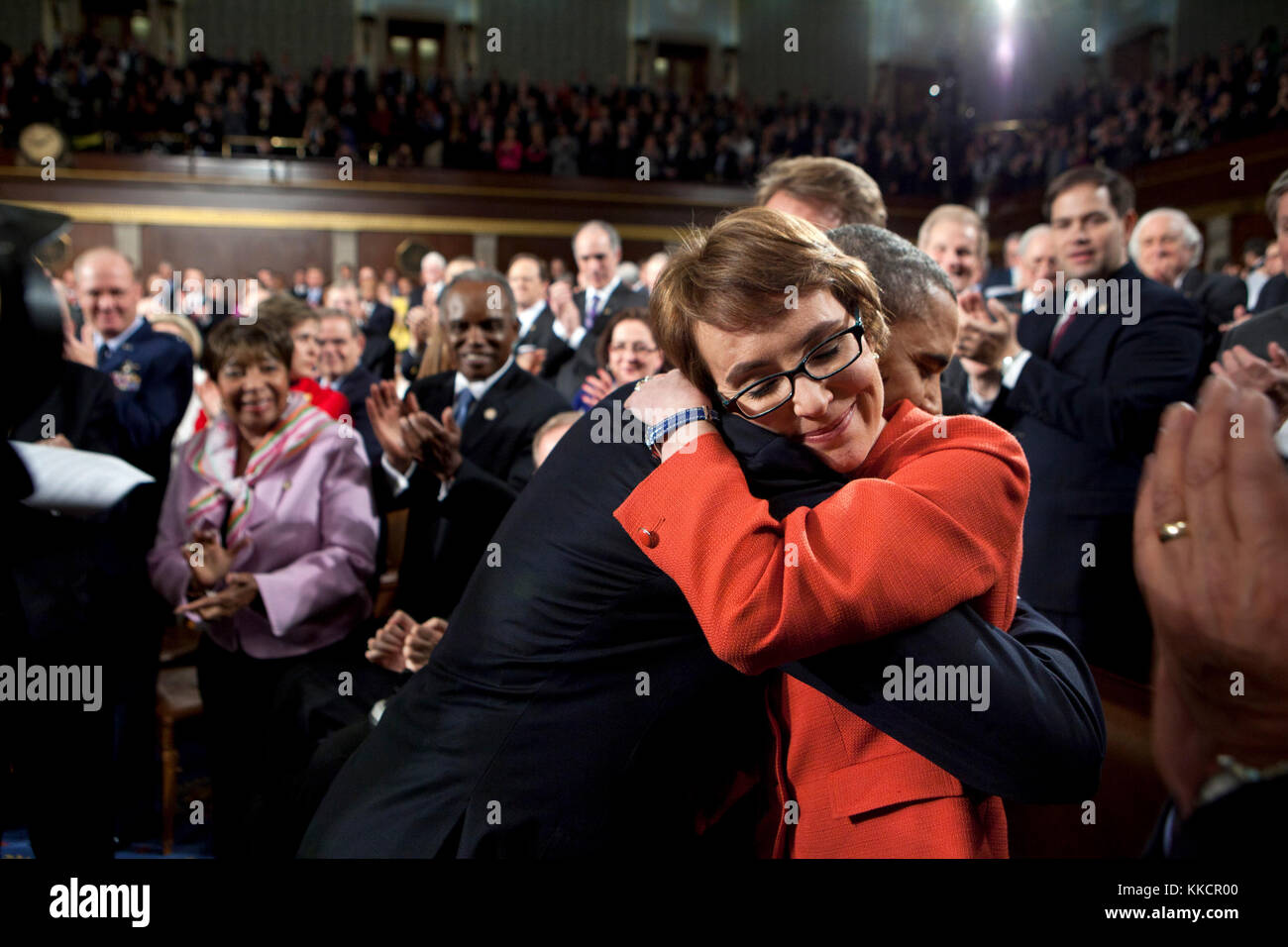 Präsident Barack Obama umarmt Rep. Gabrielle Giffords, d-Ariz., auf dem Boden des Hauses Kammer am Kapitol in Washington, D.C., bevor der Zustand der Union Adresse, jan. 24., 2012. Stockfoto