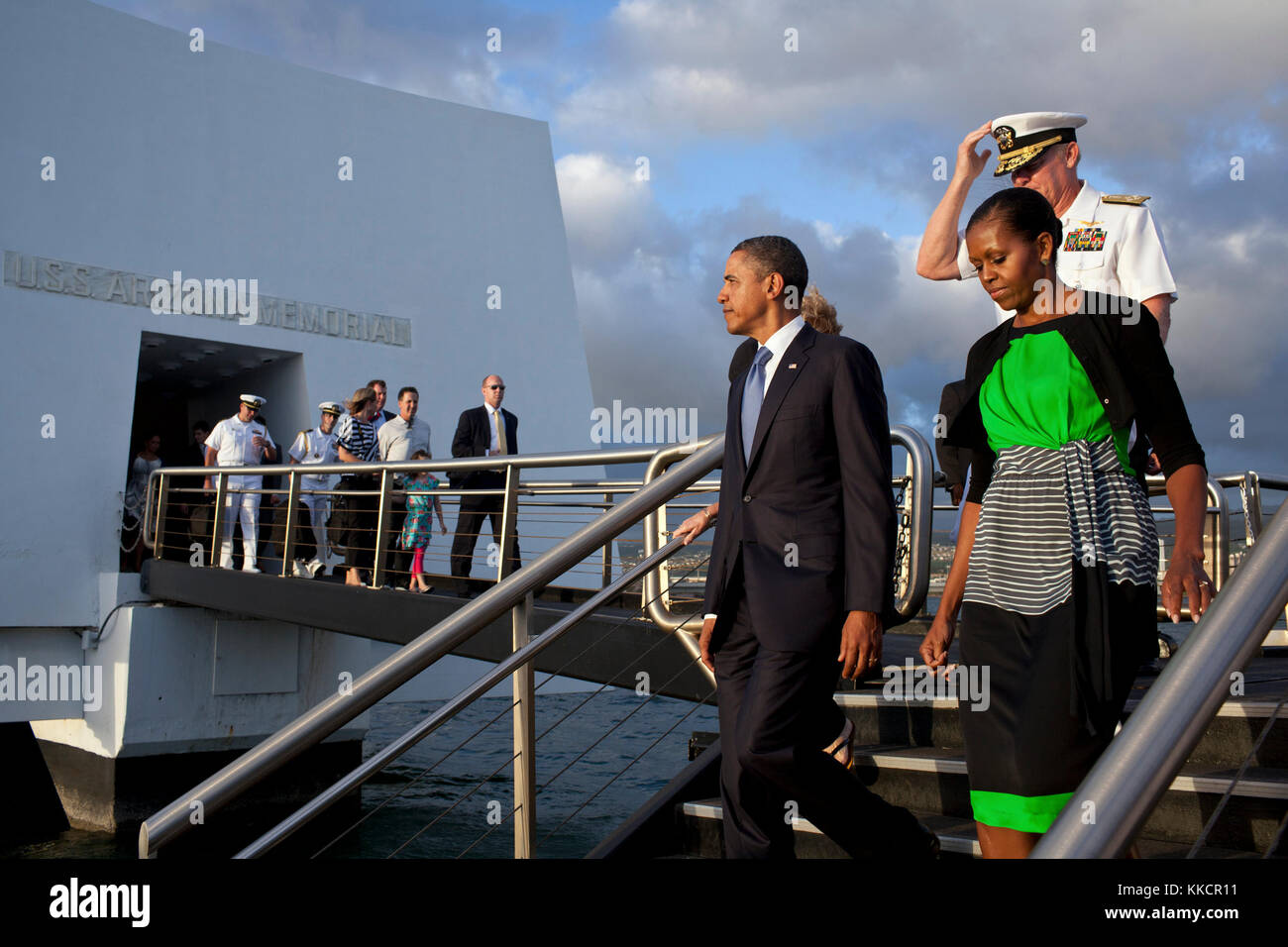 Präsident Barack Obama und der First Lady Michelle Obama, mit Admiral Robert Willard, Commander, US Pacific Command, lassen sie das USS Arizona Memorial in Pearl Harbor, Hawaii, Dec. 29., 2011. Stockfoto