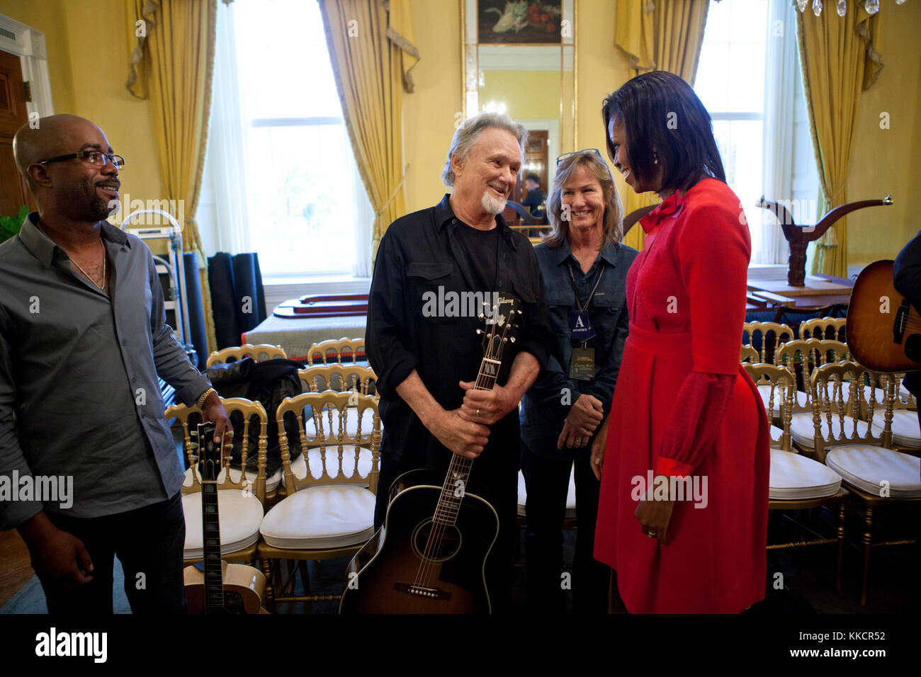 First Lady Michelle Obama spricht mit Darius Rucker, Kris Kristofferson und Lisa Meyers in der alten Familie Esszimmer des Weißen Hauses vor "die Geschichte der Country Musik: von Scheune Tänze Pop Charts" interaktiver Workshop für lokale Studenten, sep. 21., 2011. Stockfoto