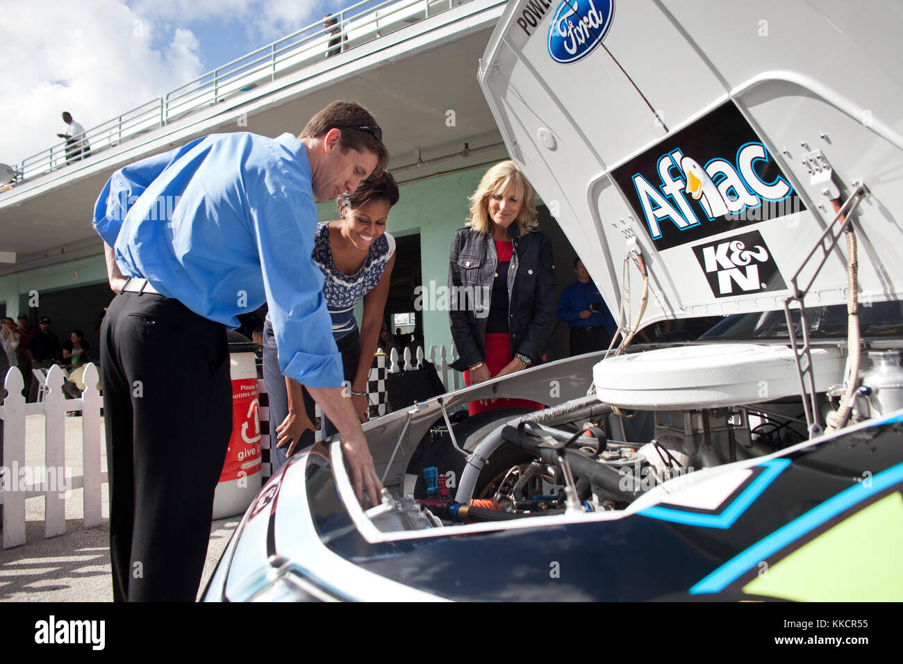 First Lady Michelle Obama und dr. Jill Biden zusehen, wie NASCAR Fahrer Carl Edwards punkte Funktionen, unter der Haube von seinem backup Auto vor Beginn der Ford 400 Rennen im Homestead Miami Speedway im Homestead, Fla., Aug. 20., 2011. Stockfoto