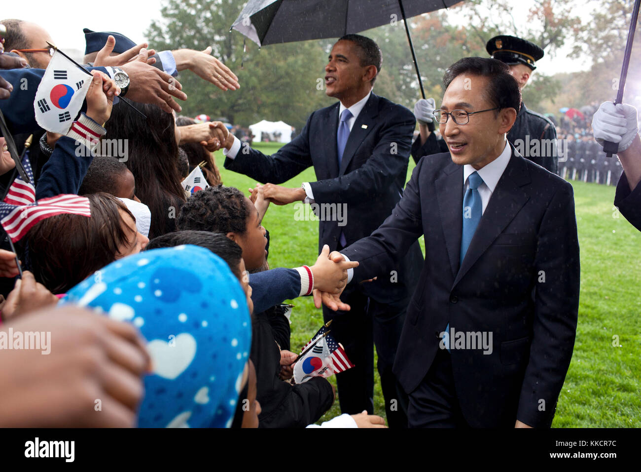 Präsident Barack Obama und Präsident Lee Myung-bak von der Republik Korea Gäste begrüßen während der Begrüßungszeremonie auf dem Rasen des Weißen Hauses, Oct. 13., 2011. Stockfoto