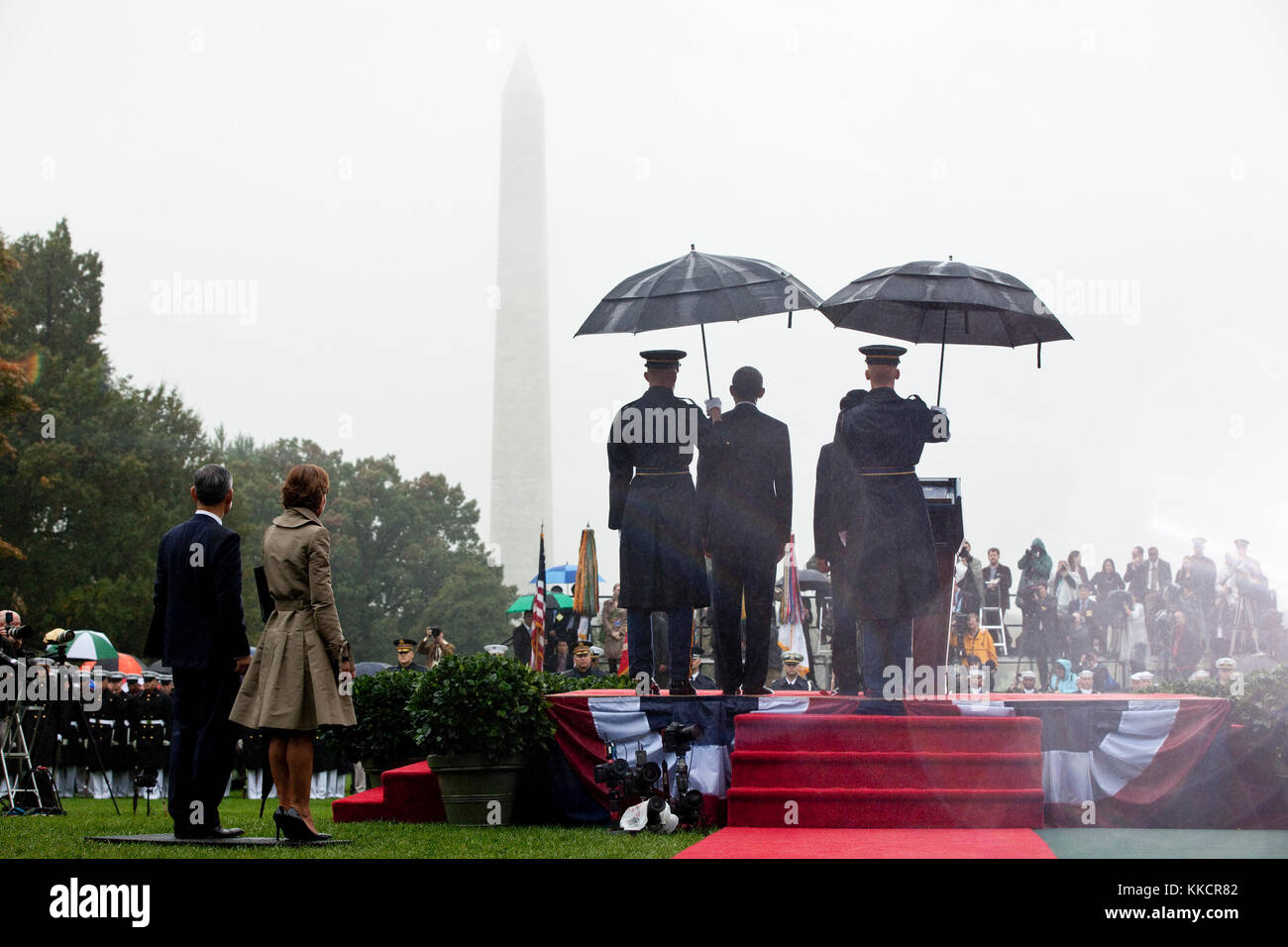 Präsident Barack Obama und Präsident Lee Myung-bak von der Republik Korea im Zustand Begrüßungszeremonie auf dem Rasen des Weißen Hauses beteiligen, Oct. 13., 2011. Stockfoto