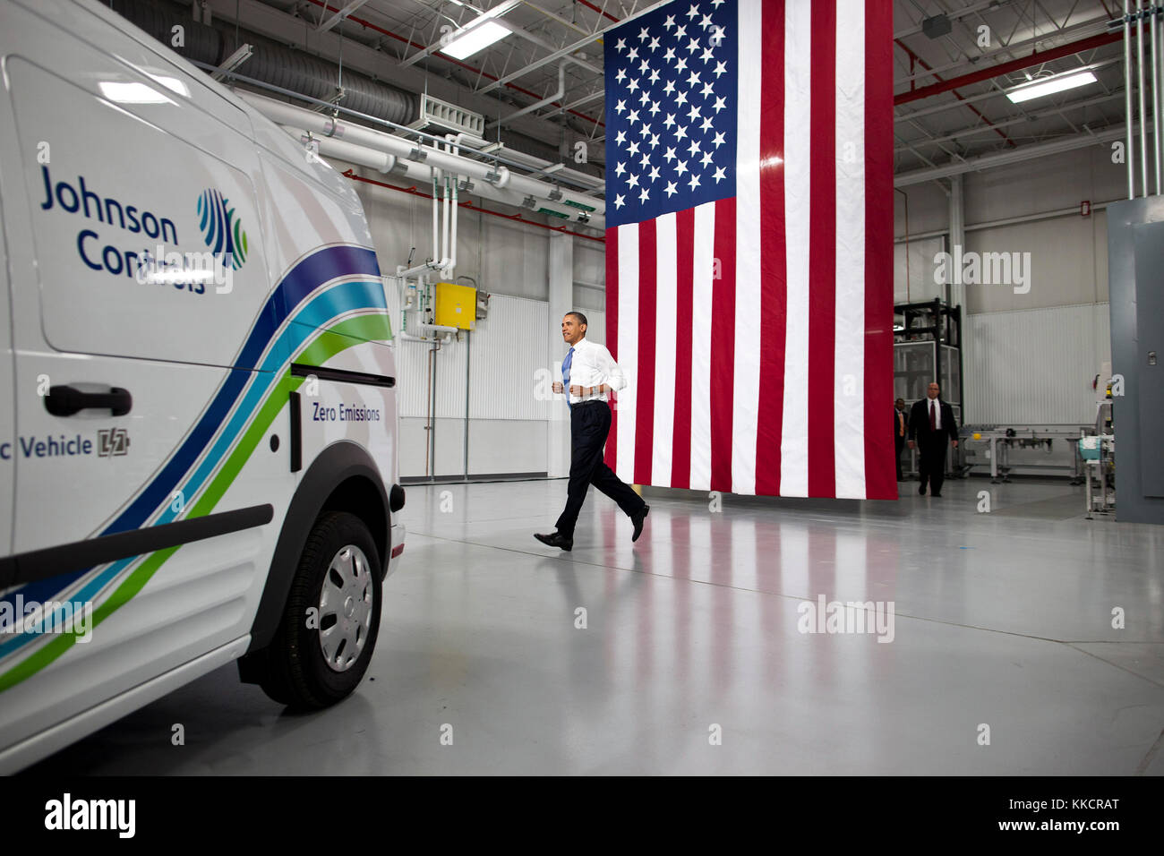 Präsident Barack Obama Joggt von backstage vor der Auslieferung Erläuterungen bei Johnson Controls, Inc., die in Holland, Mich., Aug. 11., 2011. Stockfoto