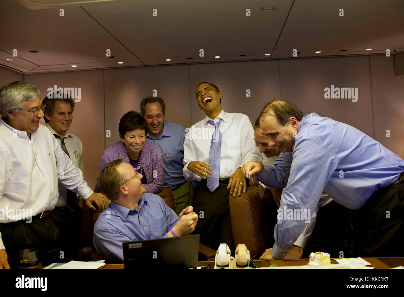 Präsident Barack Obama lacht mit Adjutanten an Bord der Air Force One auf dem Weg nach Singapur, sep. 14., 2009. Stockfoto