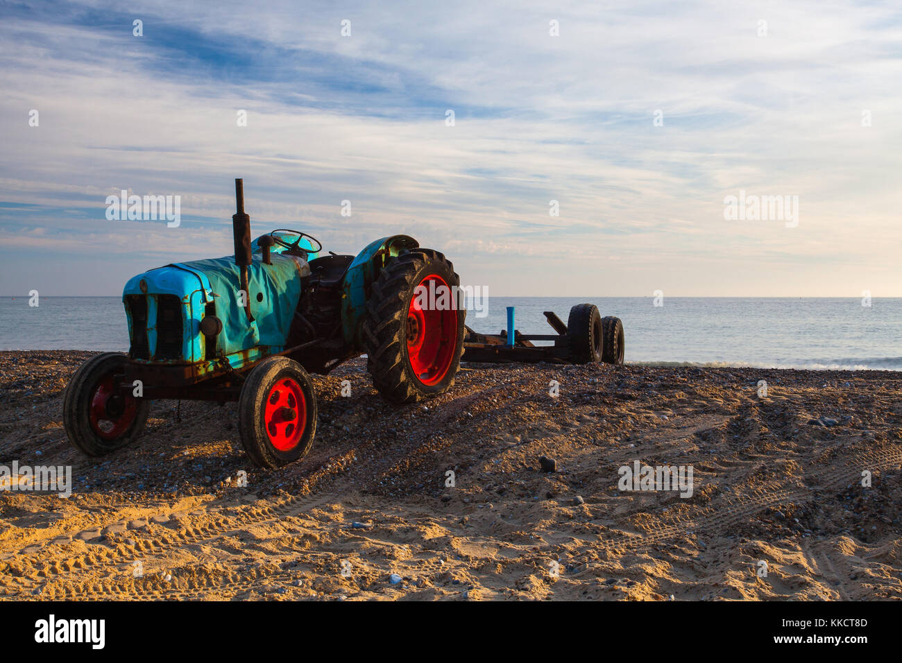 Alte rostige Traktor zum Lauch Angelboote/Fischerboote zum Meer bei Cromer, Großbritannien Stockfoto