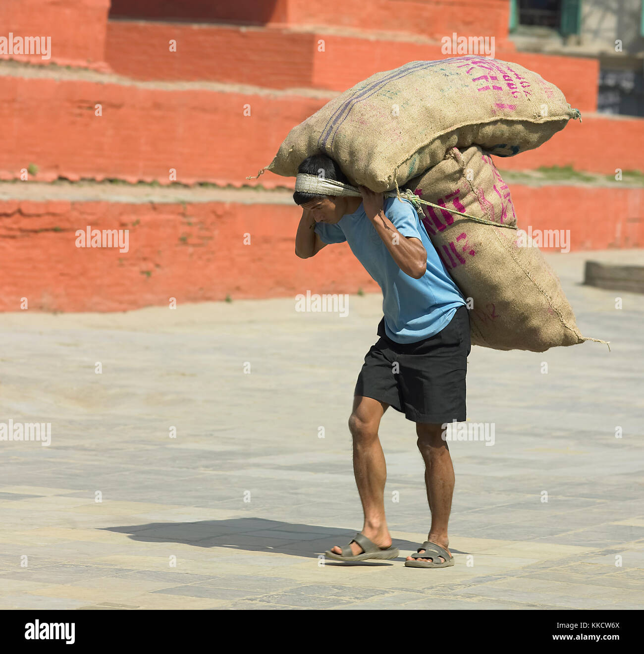 Arbeitnehmer mit einer schweren Last in Kathmandu, Nepal. Stockfoto