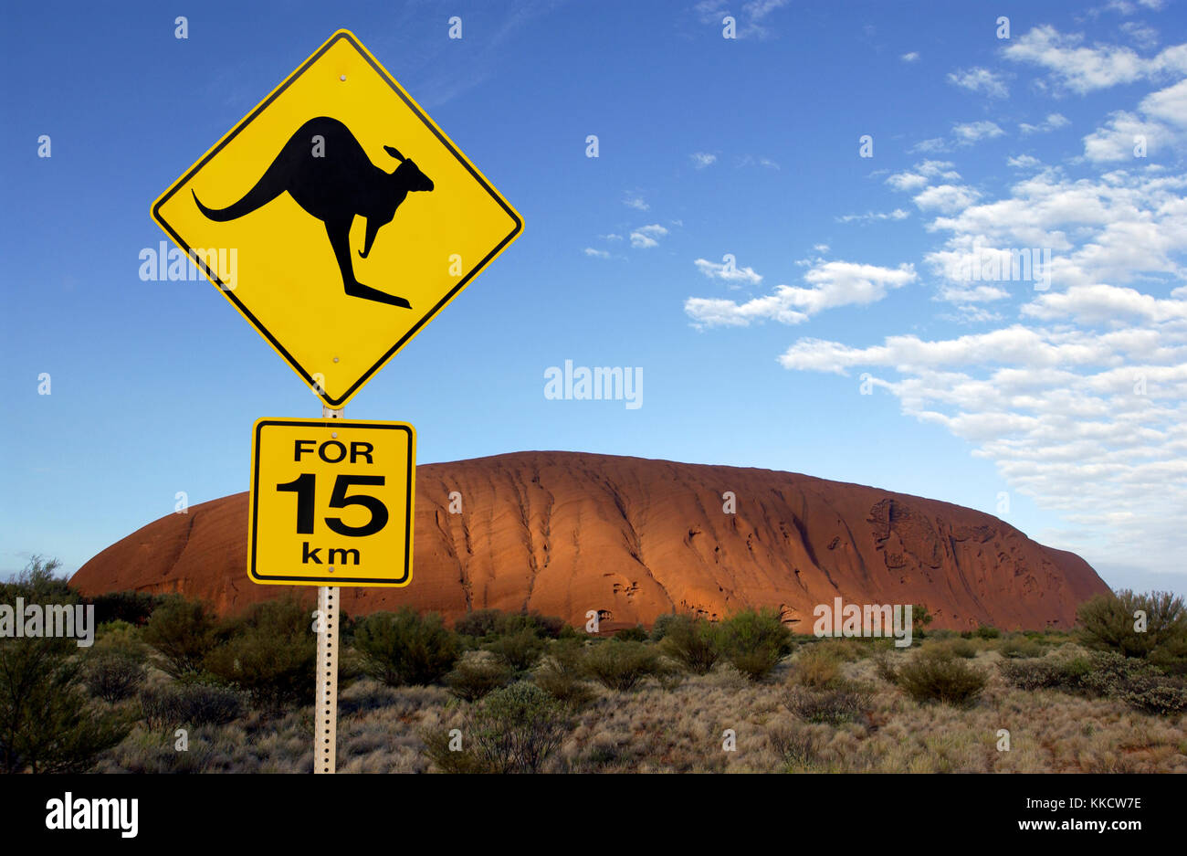 Draufsteht "Kangaroo" Schild in der Nähe des Ayers Rock im Northern Territory von Australien. Es ist der größte Monolith der Welt, auf 1143 Fuß (348 m) hoch Stockfoto