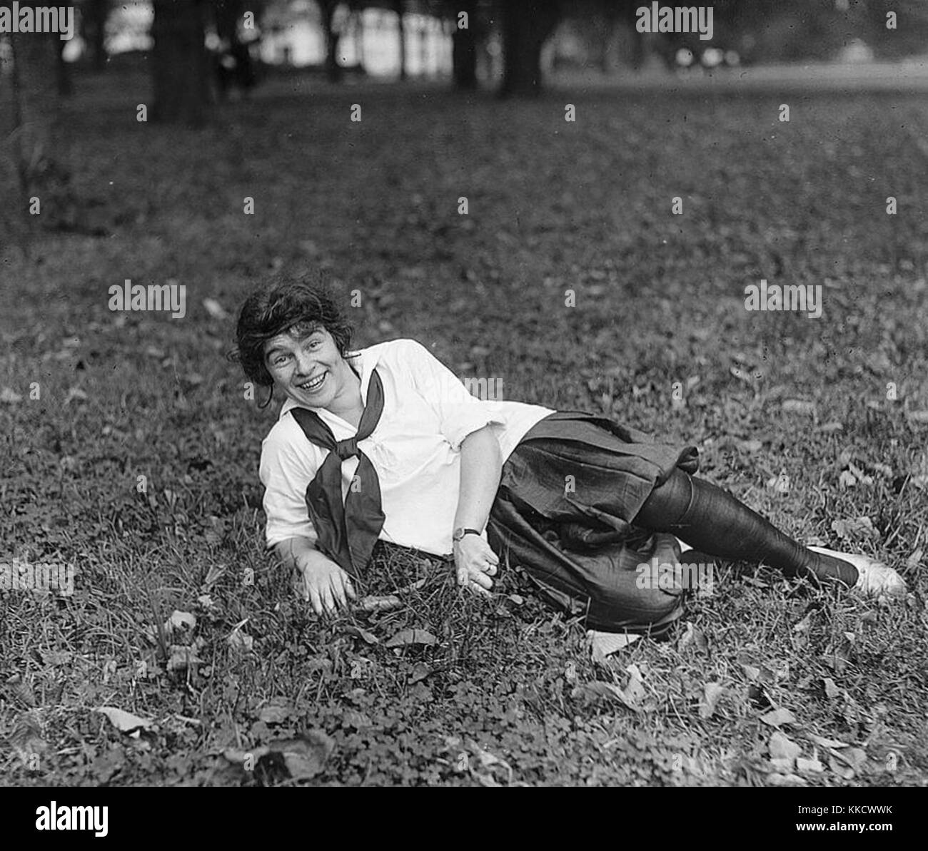 Ein historisches Foto, das ein Mädchen-Baseballteam aus dem Jahr 1919 zeigt. Das Bild zeigt die frühe Beteiligung von Frauen am Baseball, einem Sport, der traditionell von Männern dominiert wird. Die Spieler, die in zeitgemäßen Uniformen gekleidet sind, werden während eines Spiels in Aktion genommen. Stockfoto