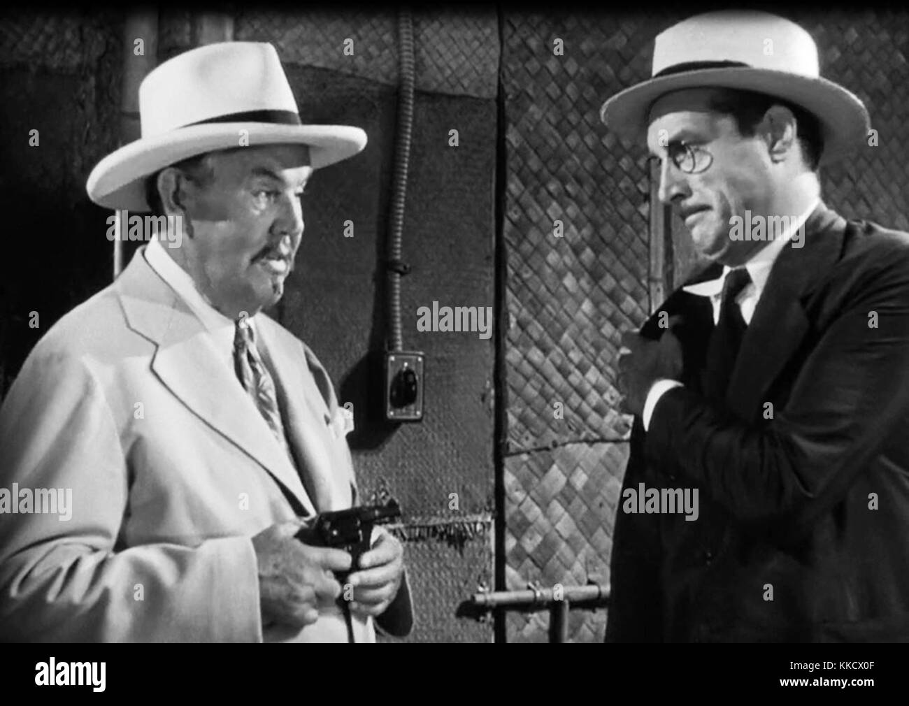 Der Film Dangerous Money (1946) ist ein klassisches amerikanisches Kriminaldrama, das auf die Untersuchung eines Finanzbetrug folgt. Der Film zeigt die Spannungen und das Drama der Nachkriegszeit und spiegelt die gesellschaftlichen Anliegen der Zeit wie Korruption und Kriminalität wider. Stockfoto