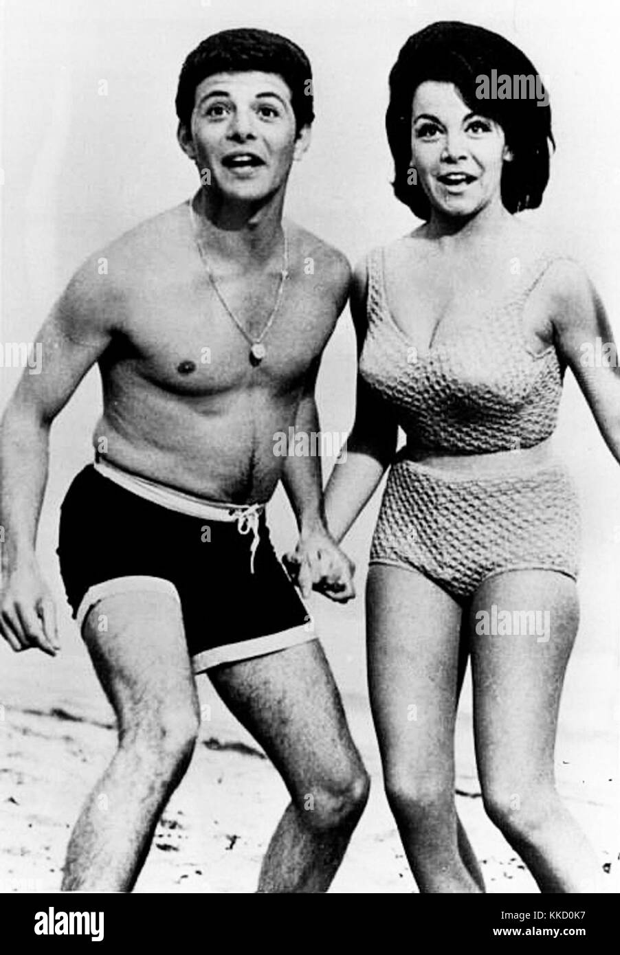OCT 9 1977, 21 Mär 1980, Jul 23 1995 Unten, Frankie Avalon und Annette Funicello, wie Sie während der Beach Party Ära waren. Rechts, Elleen Mintz, einer von sieben Annette - Kandidaten, schreit, als das Publikum ihr Die Gewinner stimmen. Beach Party Annette Funicello Frankie Avalon Mitte der 1960er Jahre Stockfoto