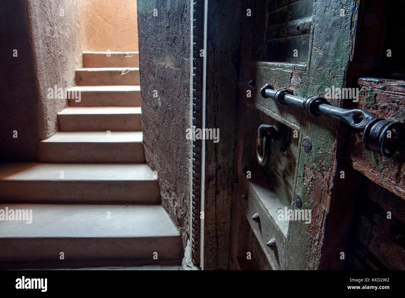 Treppe zum Weinkeller auf Onguma The Fort, onguma Game Reserve, Namibia, Afrika Stockfoto