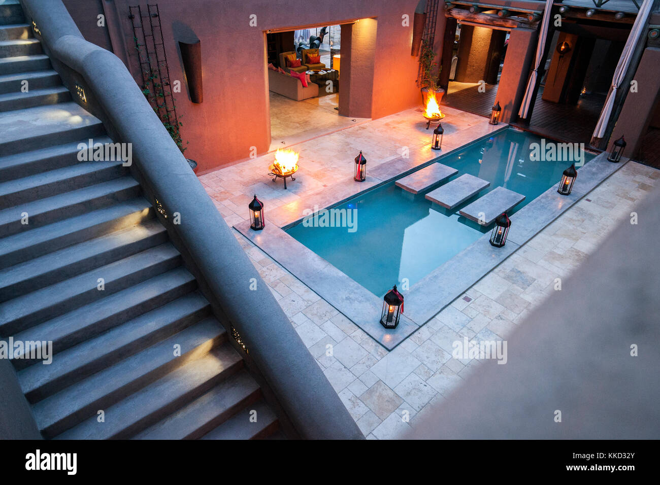 Innenhof bei Nacht - onguma the fort, onguma Game Reserve, Namibia, Afrika Stockfoto