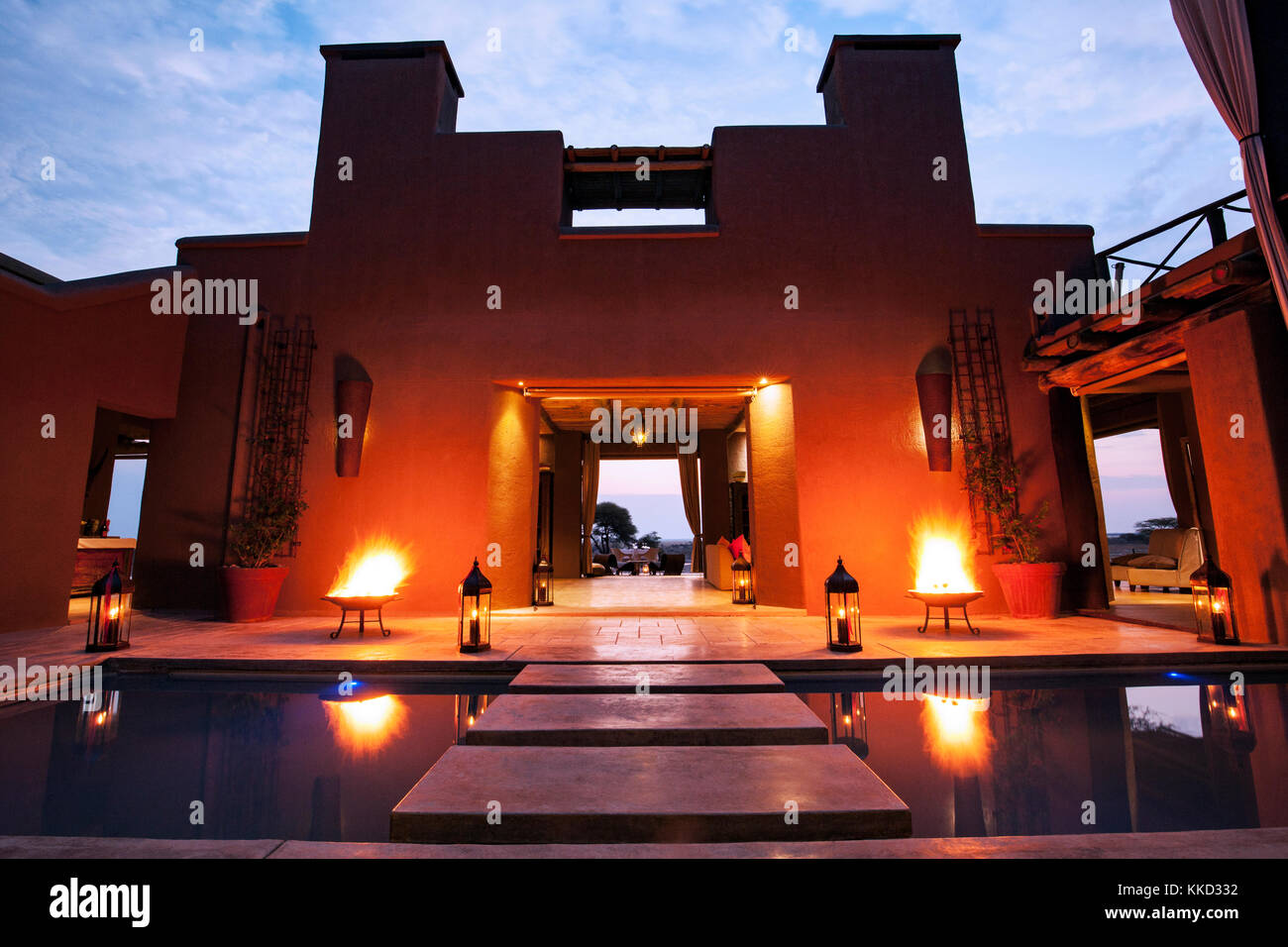 Innenhof bei Nacht - onguma the fort, onguma Game Reserve, Namibia, Afrika Stockfoto