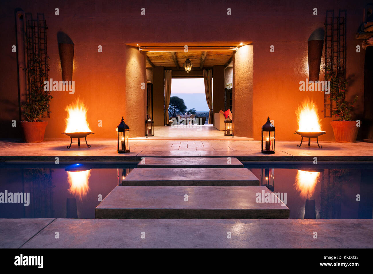 Innenhof bei Nacht - onguma the fort, onguma Game Reserve, Namibia, Afrika Stockfoto