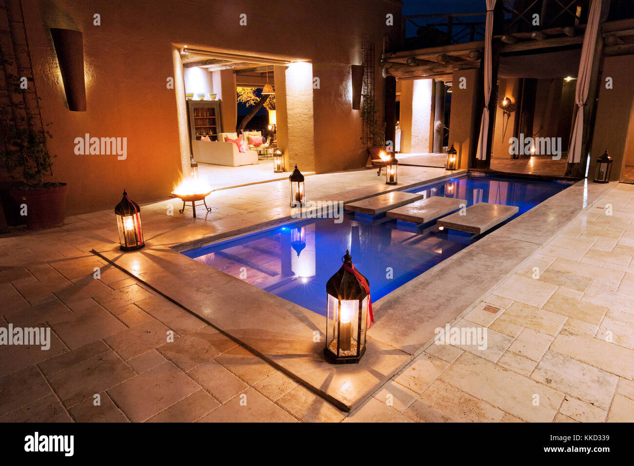 Innenhof bei Nacht - onguma the fort, onguma Game Reserve, Namibia, Afrika Stockfoto