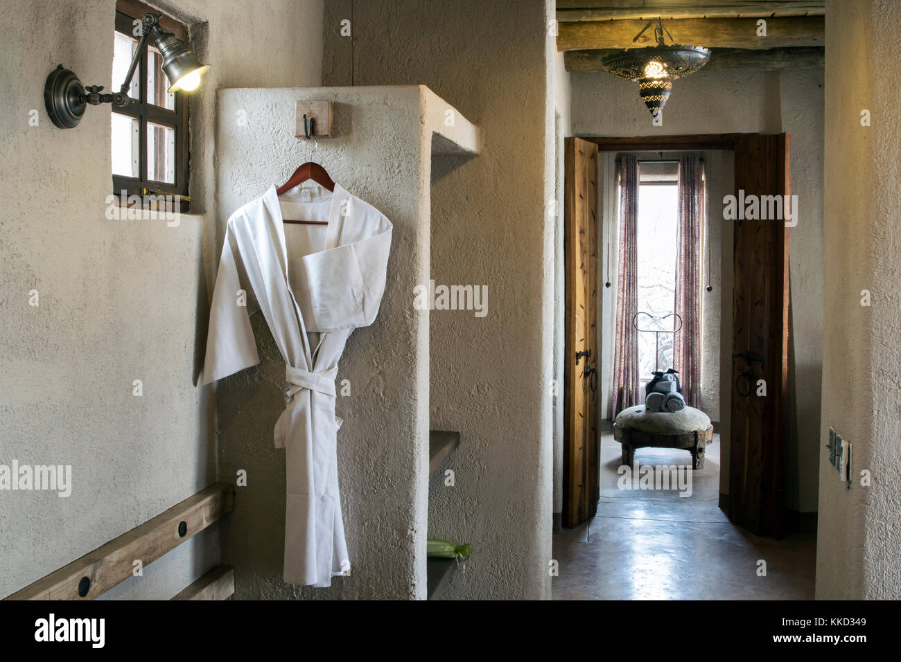 Bademantel in der Honeymoon Suite auf Onguma The Fort, onguma Game Reserve, Namibia, Afrika Stockfoto
