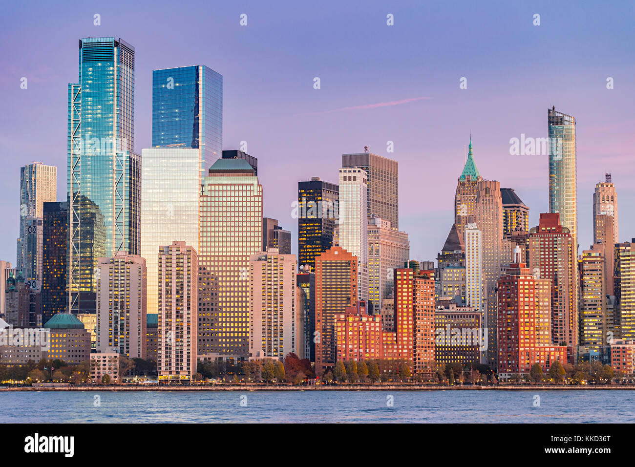 Buntes Glas Gebäude in New York City, Downtown Manhattan am Abend Stockfoto
