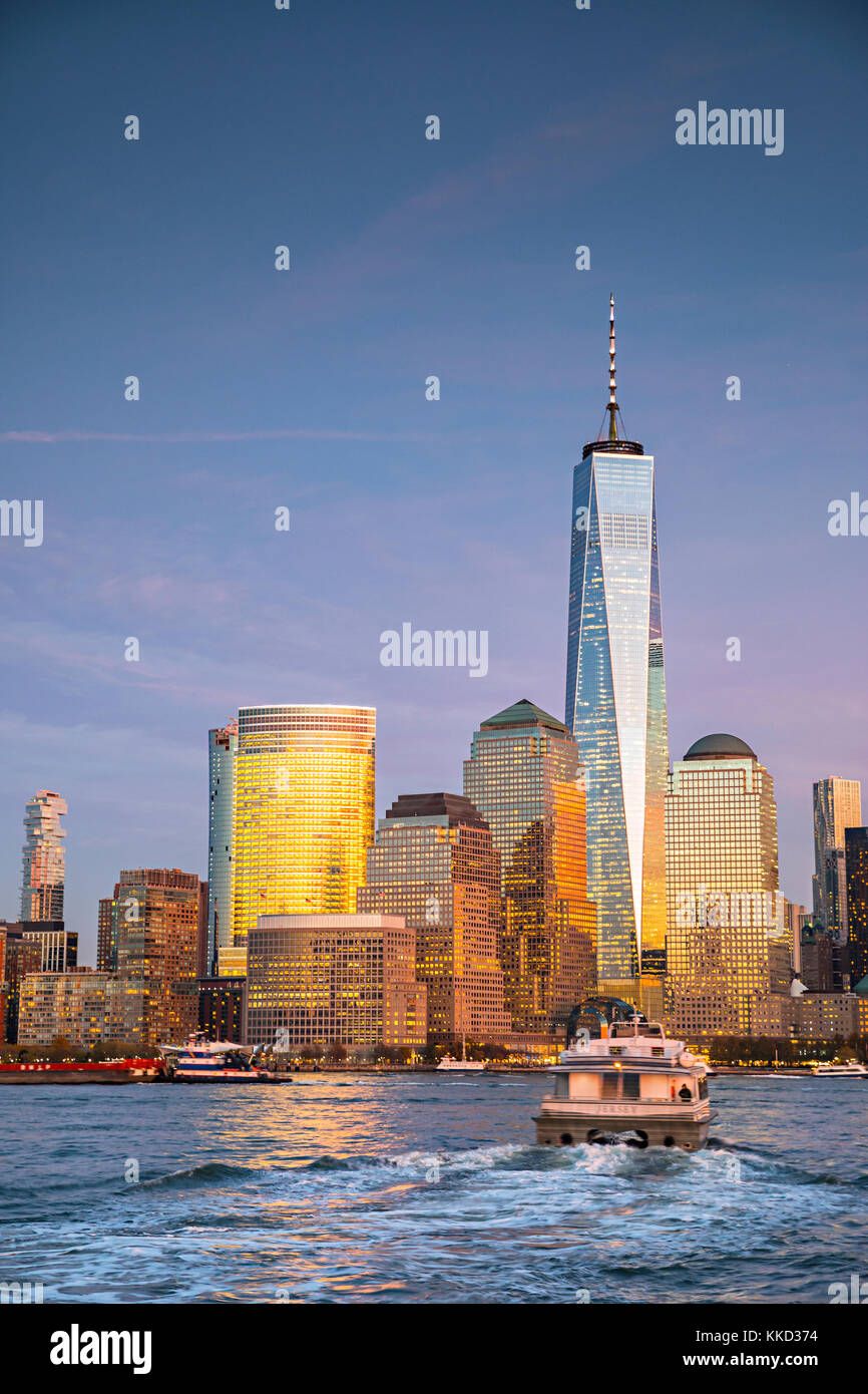 Freedom Tower und Glas Gebäude in New York City Downtown waterfront Stockfoto