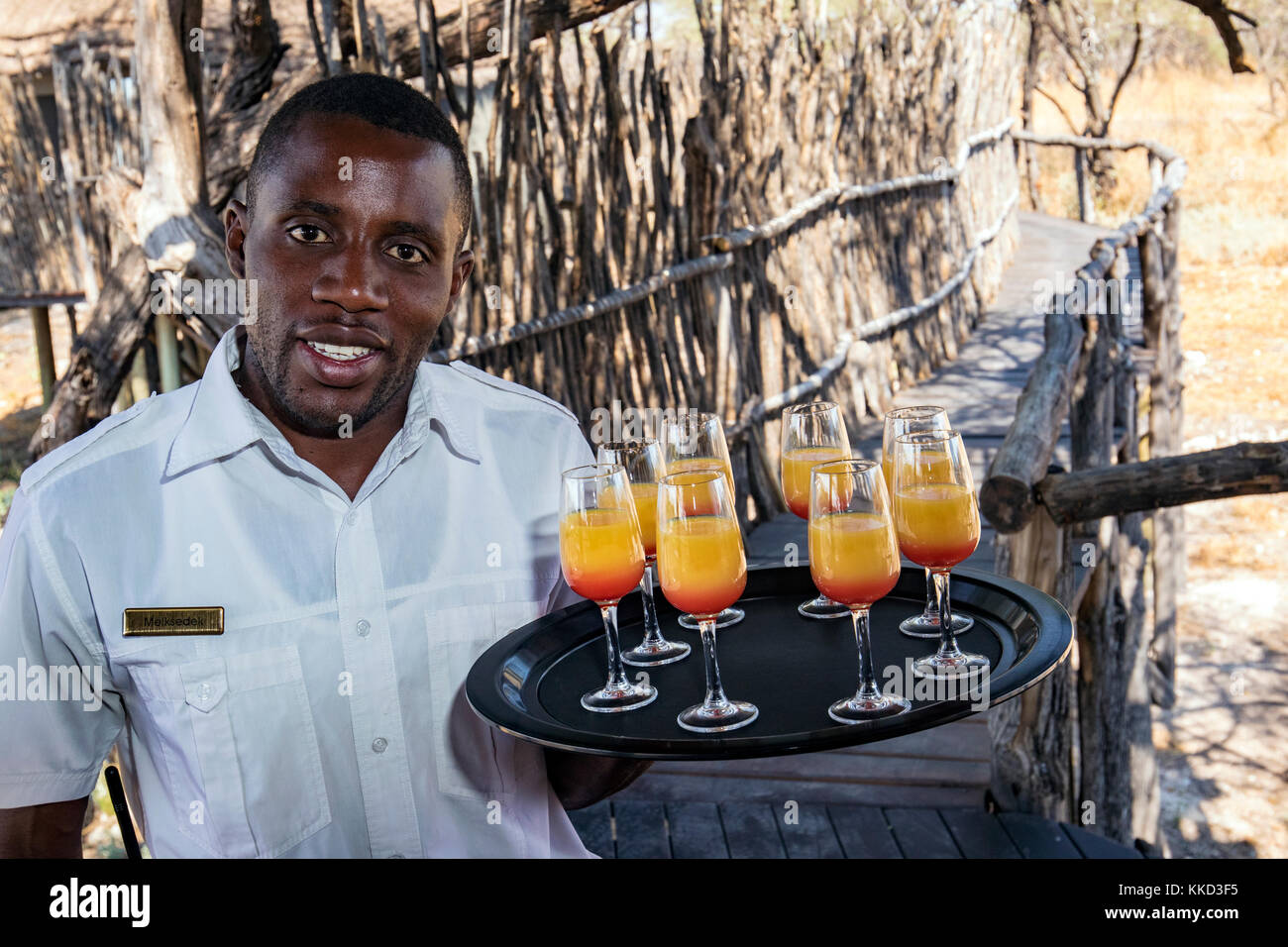 Mitarbeiter mit Welcome Drinks auf Onguma Tree Top Camp onguma Game Reserve, Namibia, Afrika Stockfoto