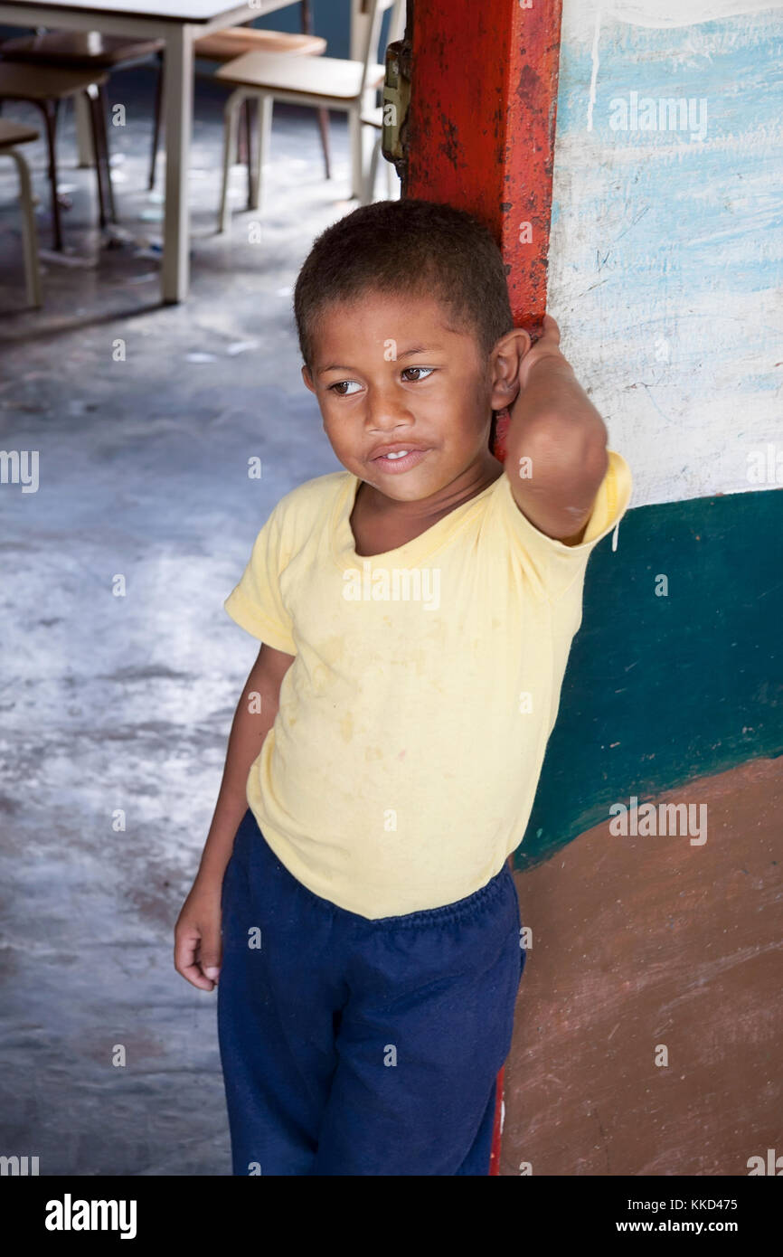 Canaima, Venezuela, 11. November 2010: Junge in schmutzige Kleidung im ländlichen Schule dorway Stockfoto