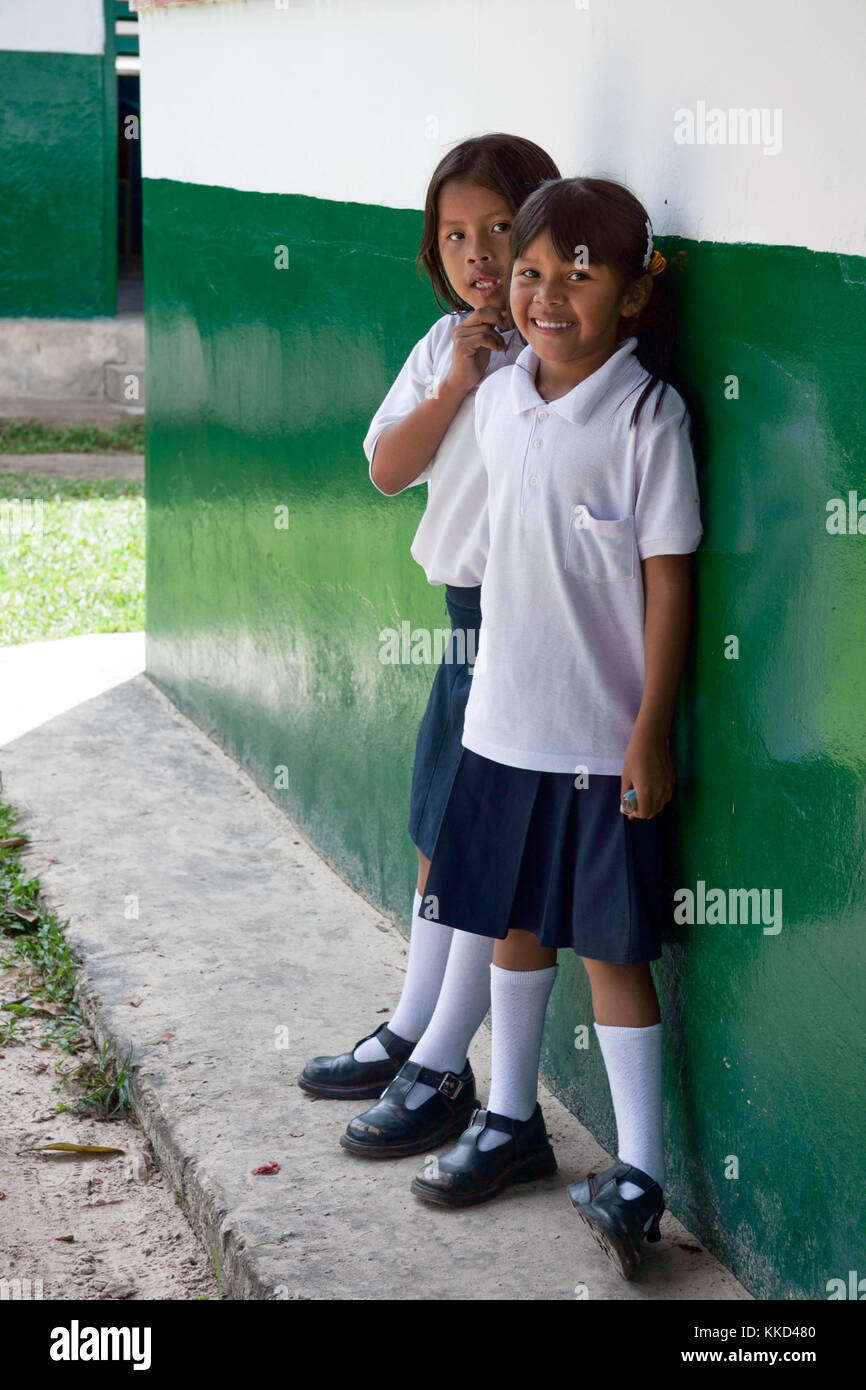 Canaima, Venezuela, 11. November 2010: Mädchen außerhalb ihrer ländlichen Schule Stockfoto