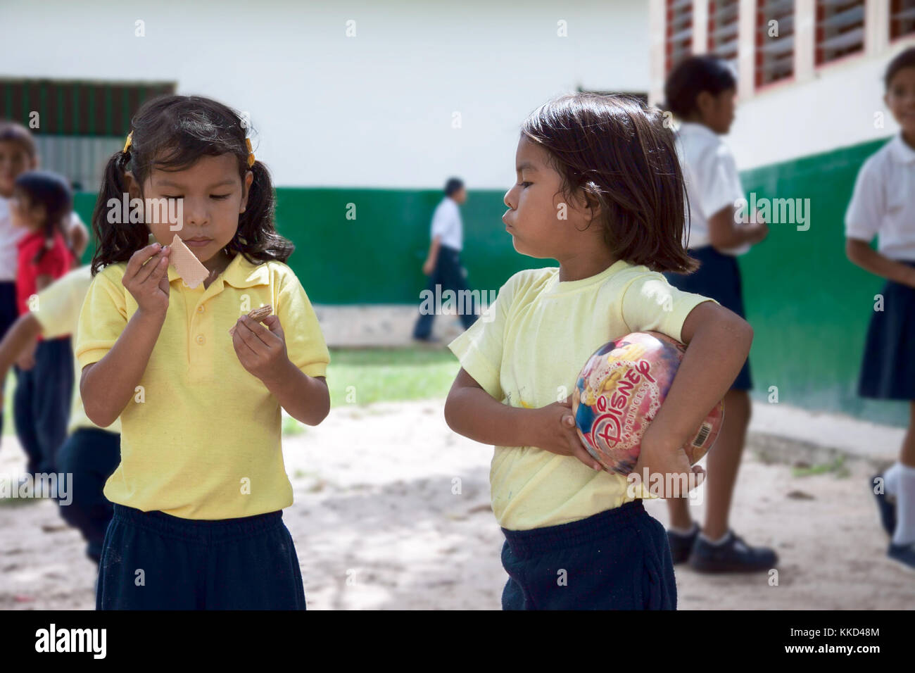 Canaima, Venezuela, 11. November 2010: pemon Mädchen mit einem Ball auf Mädchen mit Wafer an shchool Yard Stockfoto