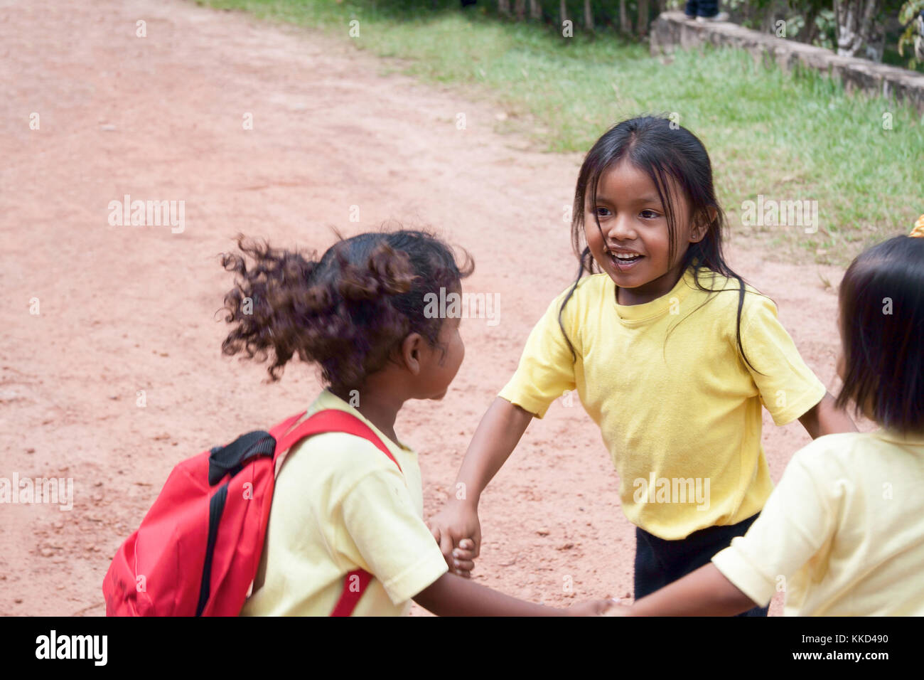 Canaima, Venezuela, 11. November 2010: Mädchen spielen während der Pause Stockfoto
