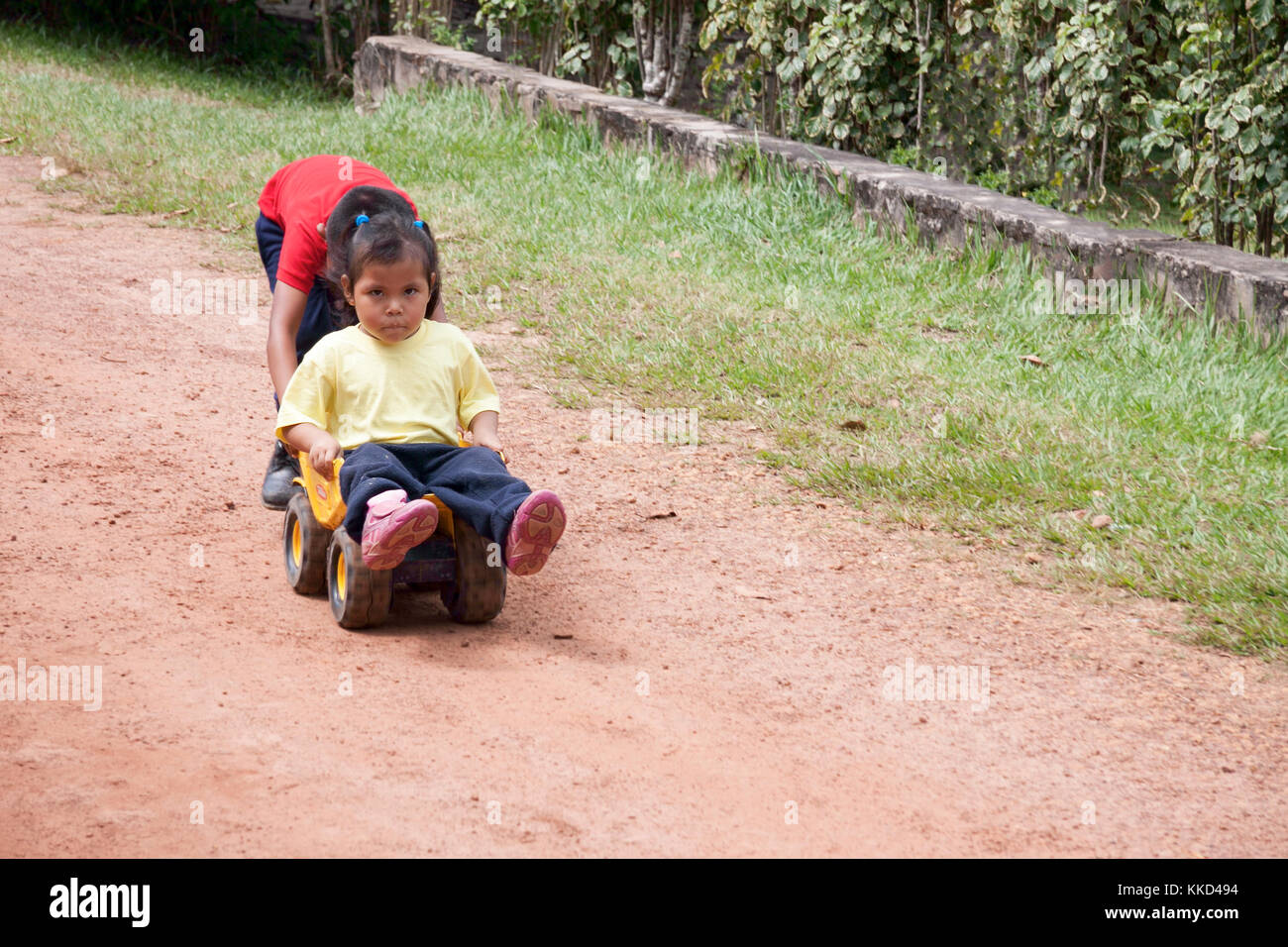 Canaima, Venezuela, 11. November 2010: Kinder spielen während der Schule brechen Stockfoto