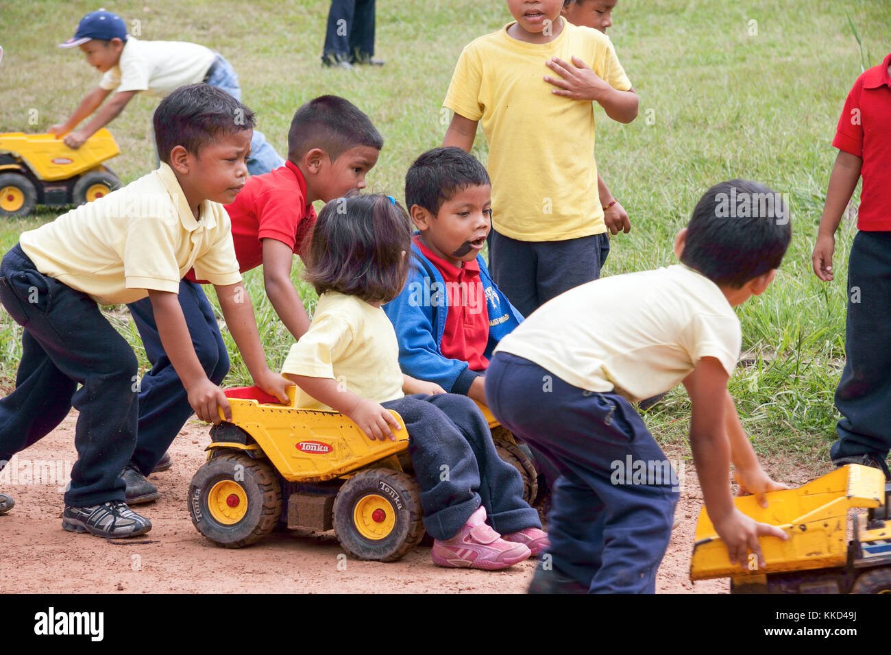 Canaima, Venezuela, 11. November 2010: Kinder spielen während der Schule brechen Stockfoto