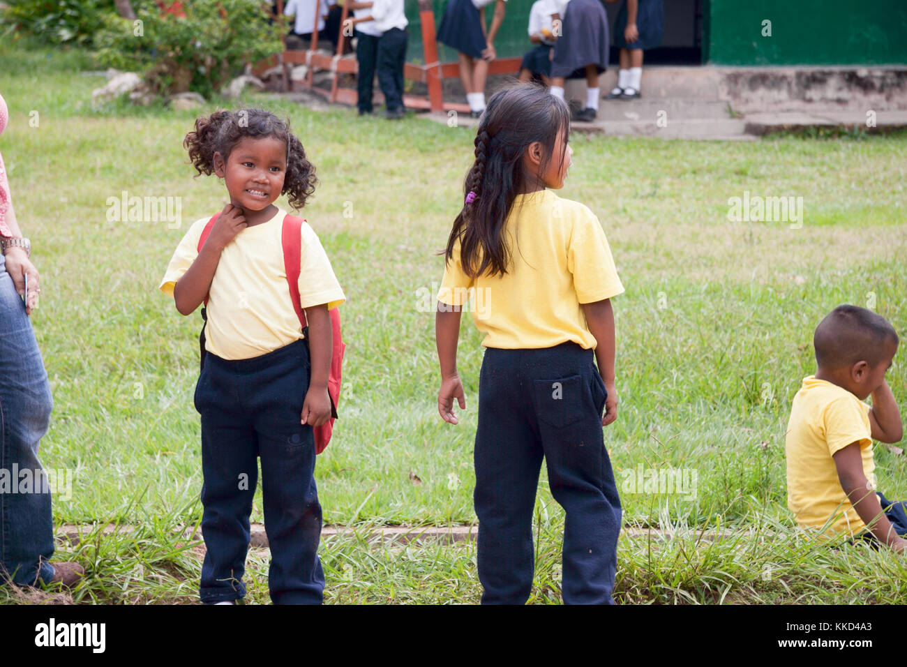 Canaima, Venezuela, 11. November 2010: Mädchen außerhalb während shool Pause Stockfoto