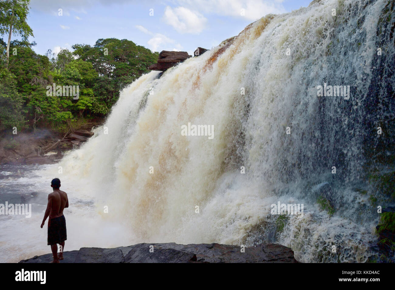 Canaima, Venezuela, 10. November 2010: Mann stand am Rand der Wasserfall und mit Blick auf Sie Stockfoto