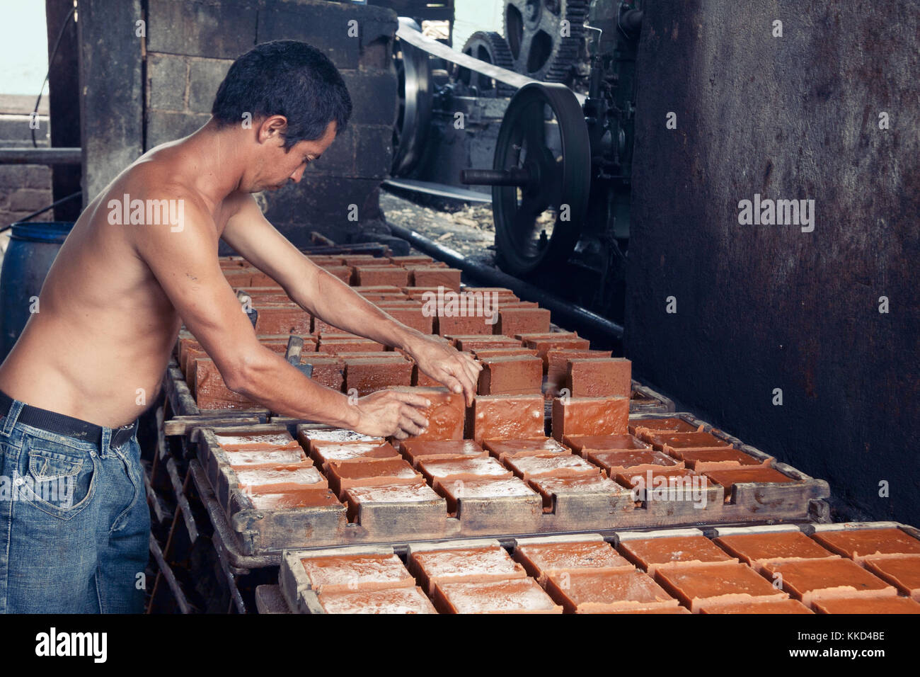 Venezuela, 22. November 2010: Der Mann, der bei der Zuckerfabrik in ländlichen Venezuela arbeiten Stockfoto