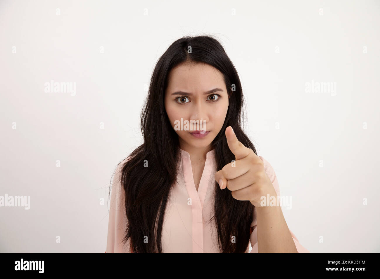 Portrait einer jungen wütenden Frau zeigt mit dem Finger auf die Kamera auf einem weißen Hintergrund isoliert Stockfoto