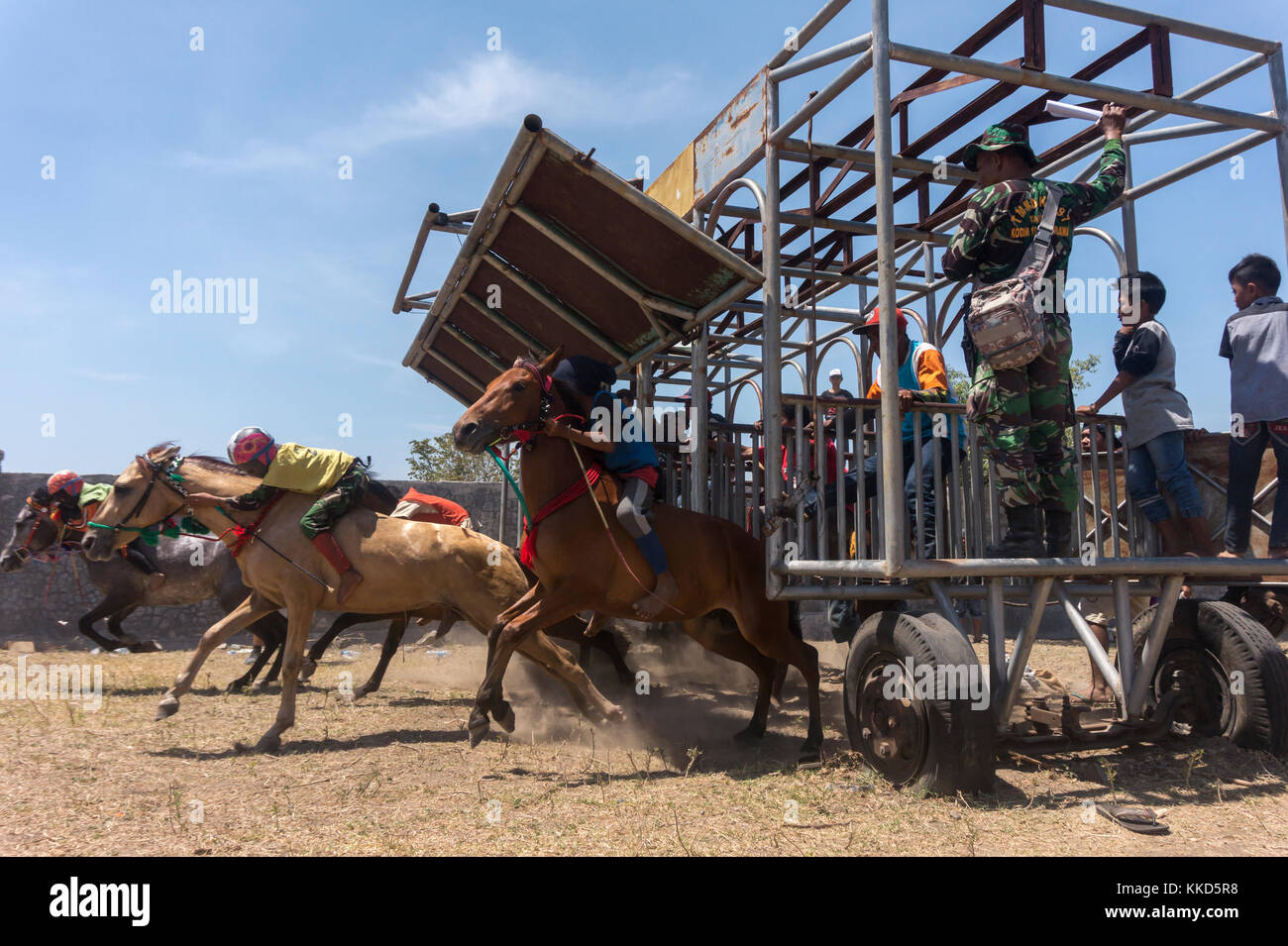 Sumbawa Besar, Indonesien - 16. September 2017: main jaran ist traditionelle Pferderennen von sumbawa Indonesien Stockfoto