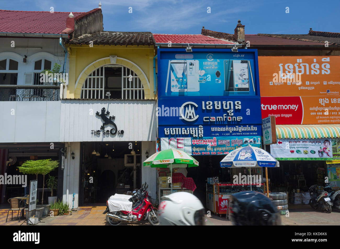 Gebäude aus der französischen Kolonialzeit und chinesische Shophouses entlang der Straße 1 der Stadt Battambang. Stockfoto