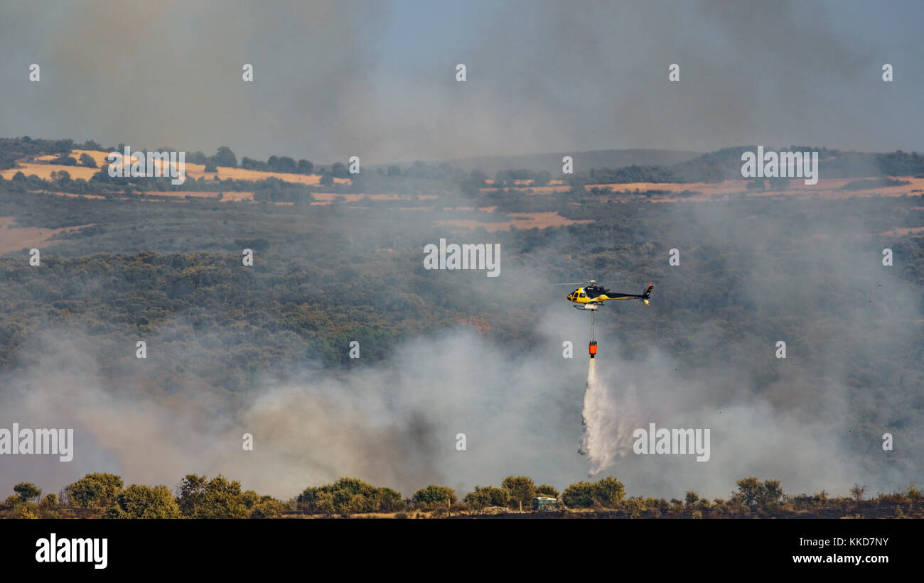Brand in der Wüste mit dem Hubschrauber dumping Wasser Stockfoto