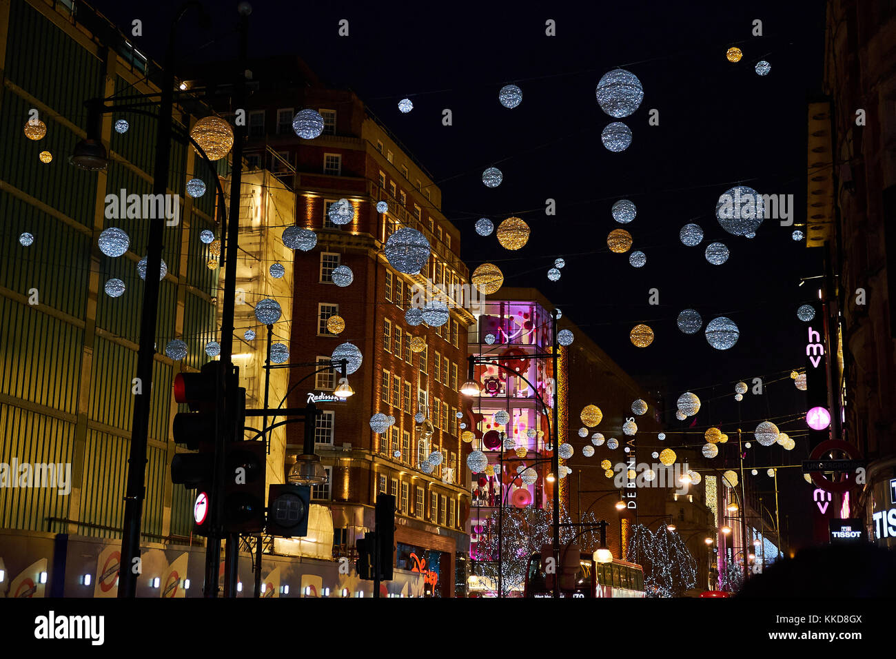 London City - Dezember 24, 2016: Shining Gold und Silber Kugeln hängen als Weihnachtsdekoration über Oxford Street Stockfoto