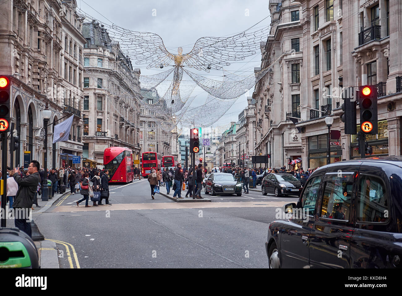 London City - Dezember 23, 2016: viel Verkehr von Fußgängern und Autos und Busse in Weihnachten dekoriert Regent Street. Stockfoto
