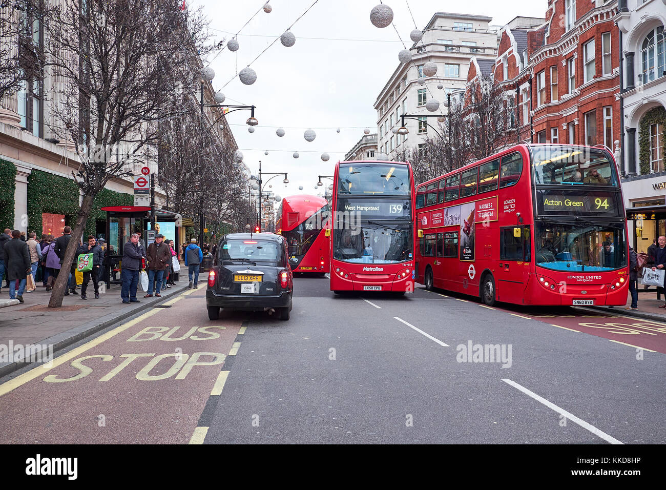 London City - Dezember 23, 2016: Straße mit roten Doppeldeckerbusse überfüllt, und viele Menschen, in der Oxford Street in der Weihnachtszeit Stockfoto