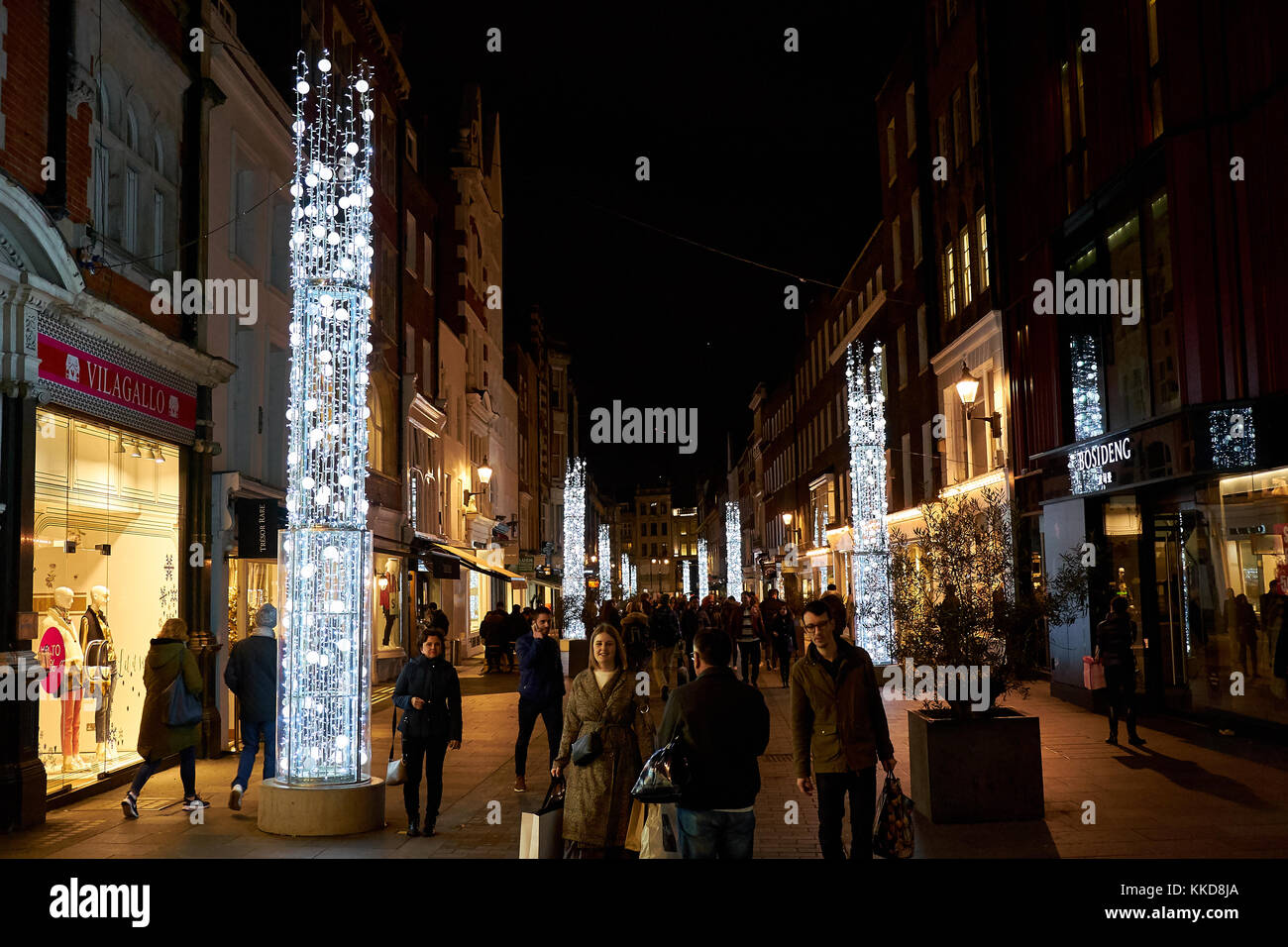 London City - Dezember 24, 2016: Menschen zu Fuß zwischen Weihnachten Dekorationen in s Molton Street Stockfoto