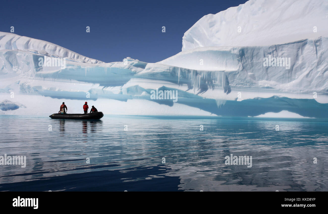 Abenteuer Touristen auf einem Tierkreis Handwerk in Paradise Bay in der Antarktis Stockfoto