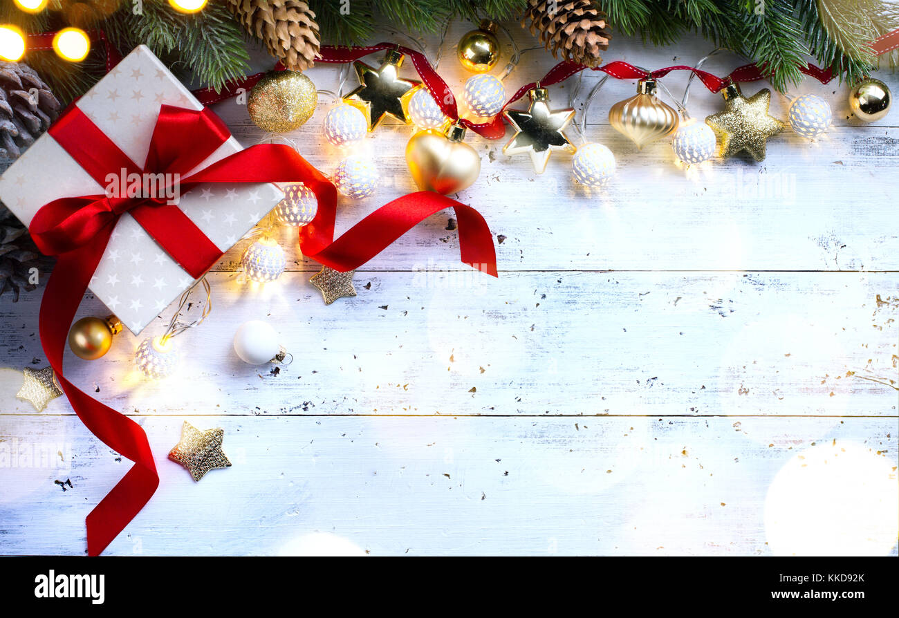 Weihnachtsferien Zusammensetzung auf hölzernen Hintergrund; Christbaumschmuck und kopieren Sie Platz für Ihren Text Stockfoto