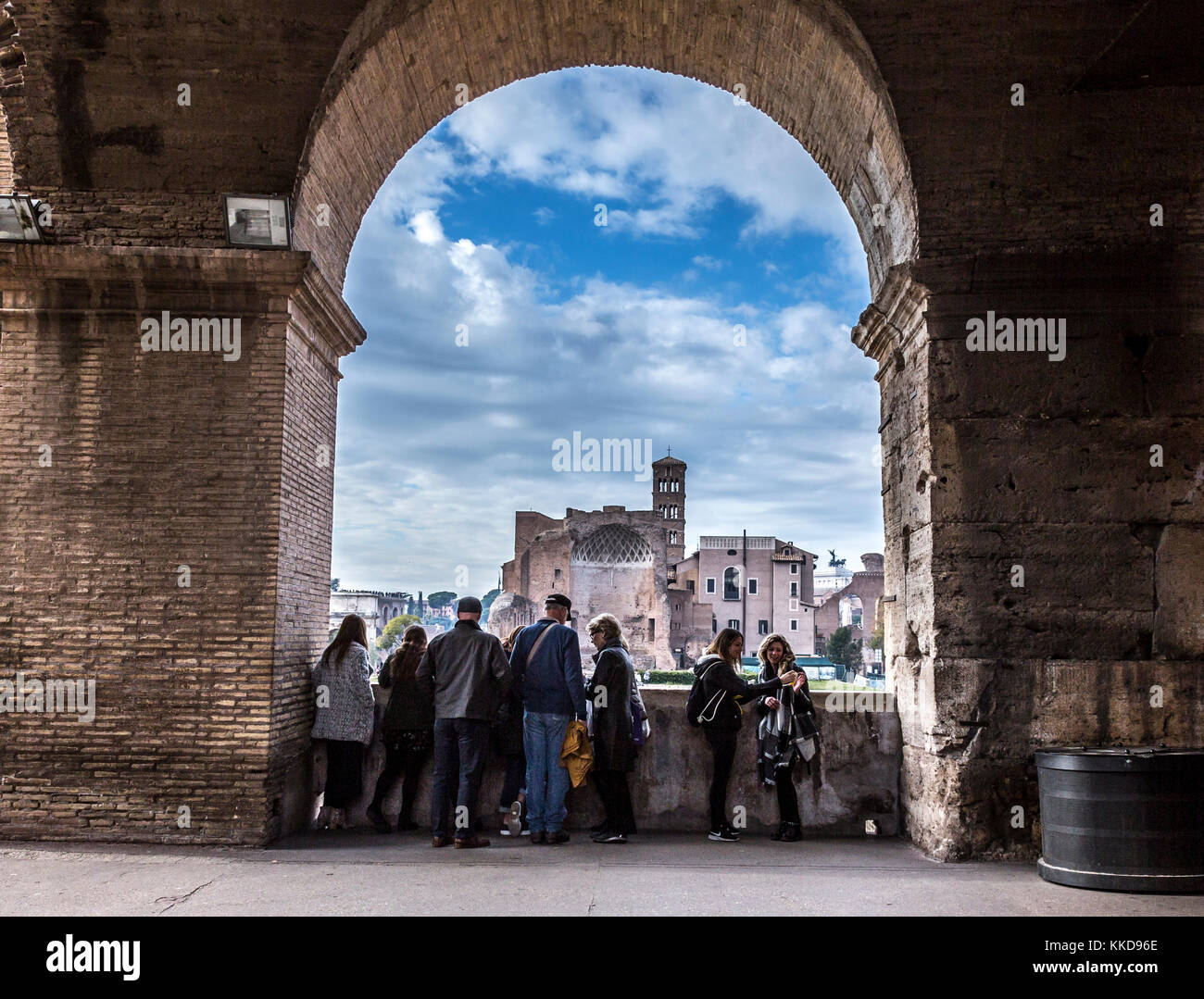 Rom, Italien, 21. November 2017: Blick auf einen der sieben römischen Hügel - Palatin (rechts), von Colloseum arch Stockfoto