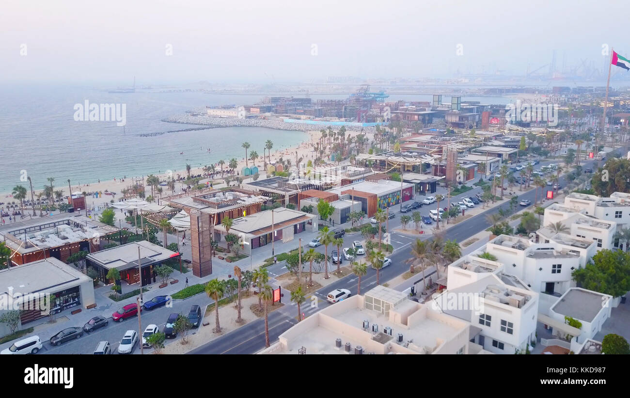 Die grüne Oase. Die Aussicht vom oberen Ende des Strandes und des Arabischen Golfs. Blick von oben auf die wunderschöne Strandküste in Dubai. Stockfoto