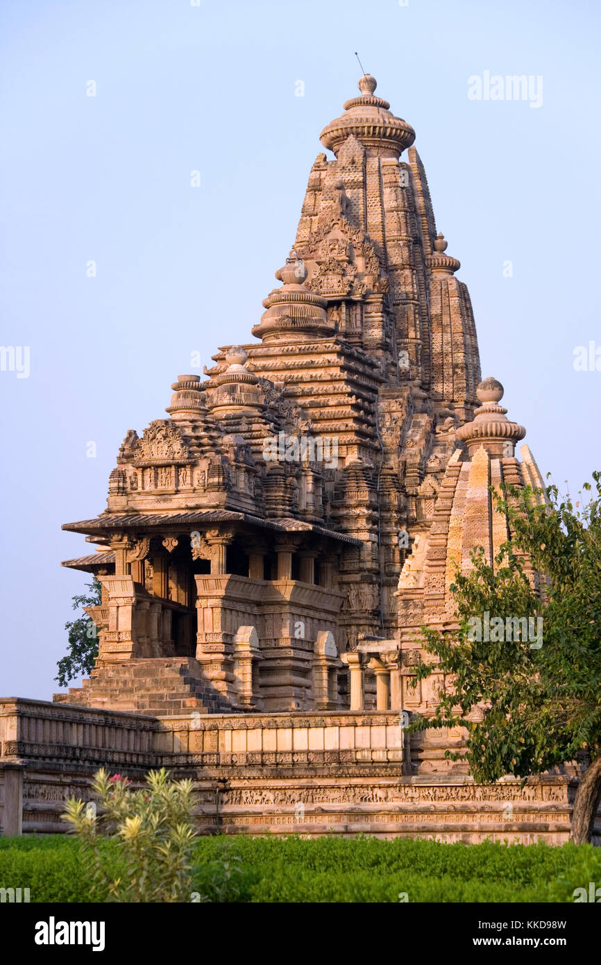 Die kandariya Mahadev Jian Tempelanlage in der Stadt Khajuraho in Madhya Pradesh Region in Indien. Stockfoto