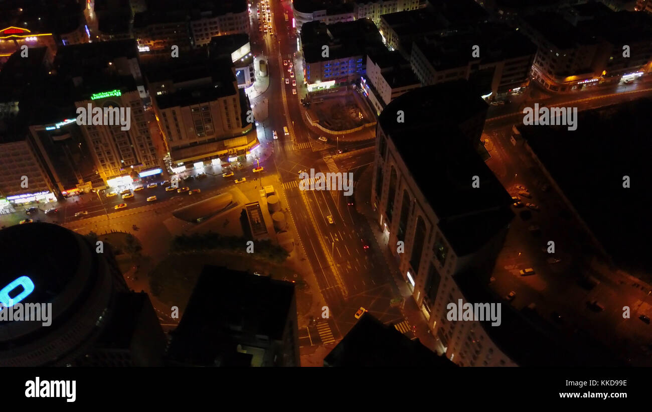 Die Skyline von Dubai bei Nacht mit einer wunderschönen Stadt mit Lichtern in der Nähe des verkehrsreichsten Highways. Wunderschöne Aussicht auf Dubai bei Nacht. Antenne. Stockfoto