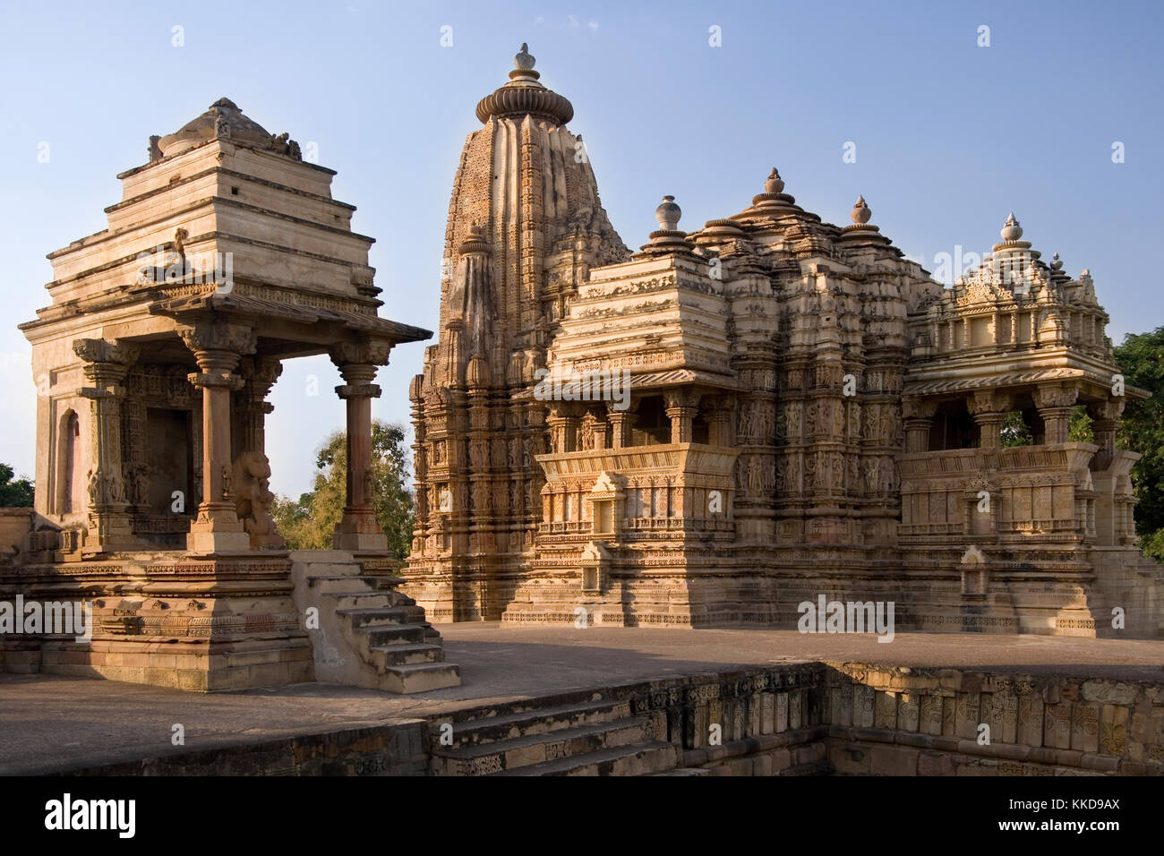 Die kandariya Mahadev Jian Tempelanlage in der Stadt Khajuraho in Madhya Pradesh Region in Indien. Stockfoto