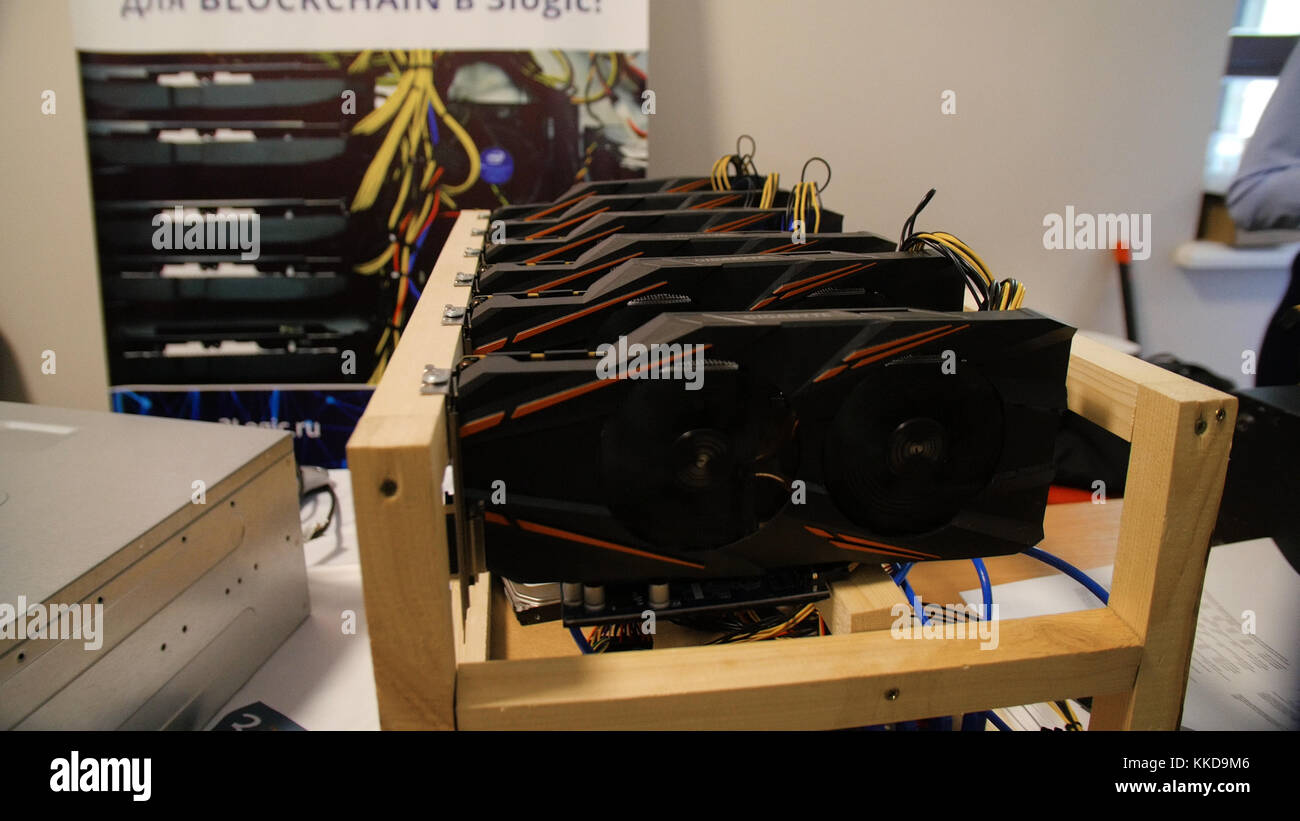 Home Mining Farm für Bitcoin und Kryptowährungsgeld. GPU-Video-Grafikkarten- Mining. Bitcoin-Farm zu Hause. Große Anzahl von Karten für die Kultivierung  von Stockfotografie - Alamy